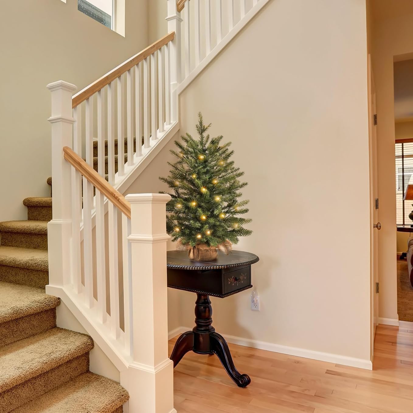 Árbol de Navidad artificial de 18 pulgadas, preiluminado con LED blanco cálido, funciona con pilas, temporizador remoto, ignífugo, base tejida, decoración festiva del hogar