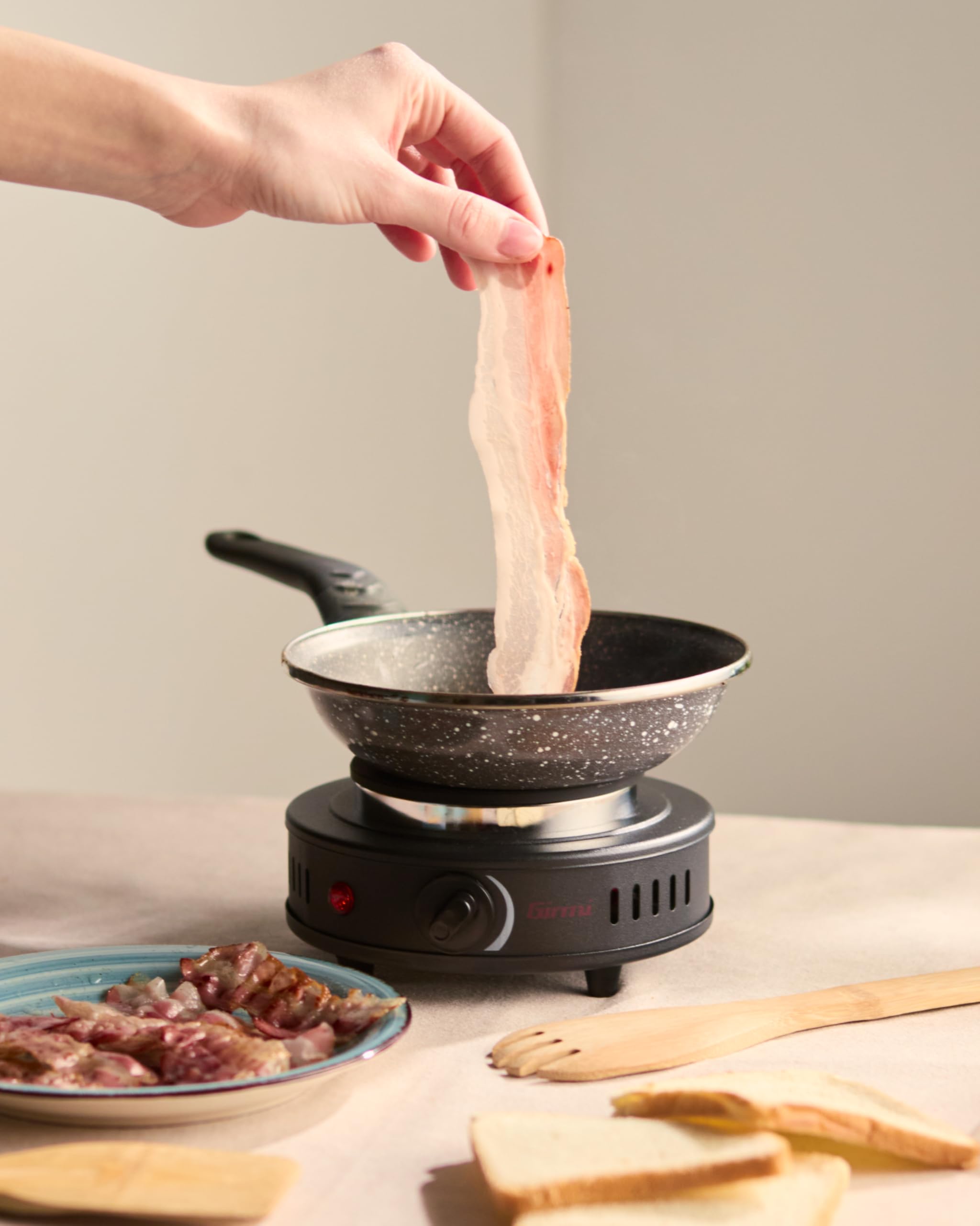 Girmi PE16 Fornello Elettrico, 500 W, Piastra in Ghisa 11cm, Spia di accensione, Piedini di appoggio, Regolazione Temperatura, Nero - 5