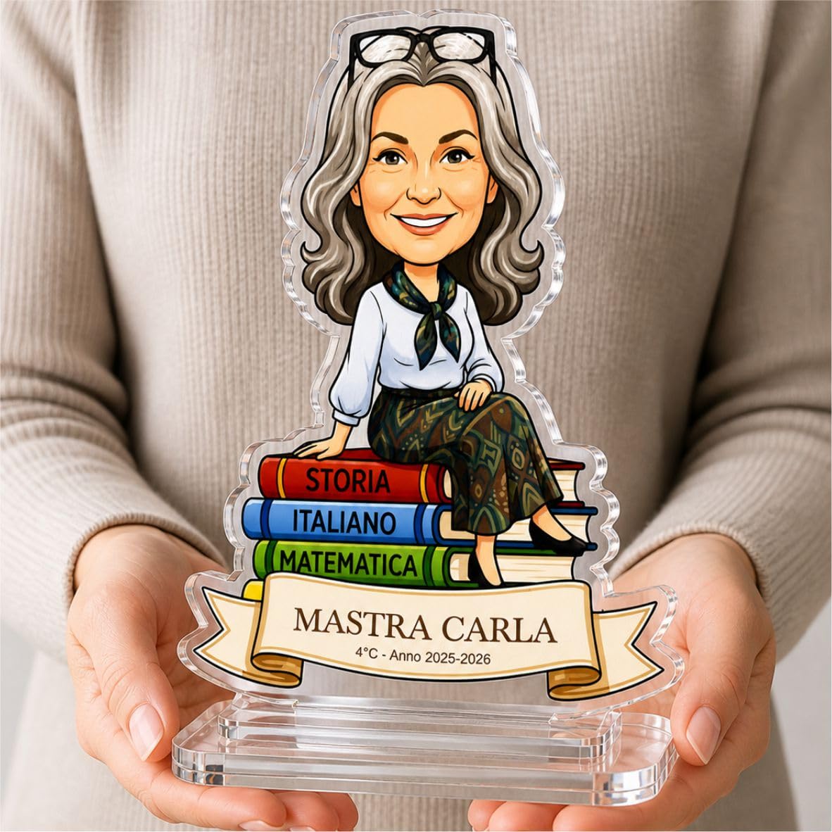 FERDINANDO FAMA' FAMÀ - Statuina Personalizzata 25 cm con Base in MDF - Caricatura Sagomata (Maestra 2)
