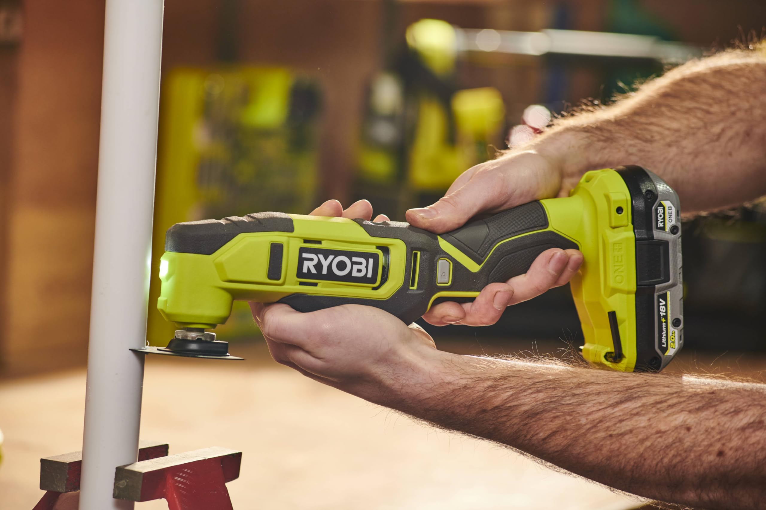 RYOBI Multitool 18V One+™ - Corte de madera metal PVC, lijado precisión, renovación, placa, parquet, 3 cabezales + batería 2Ah + cargador RMT18-1C20GP