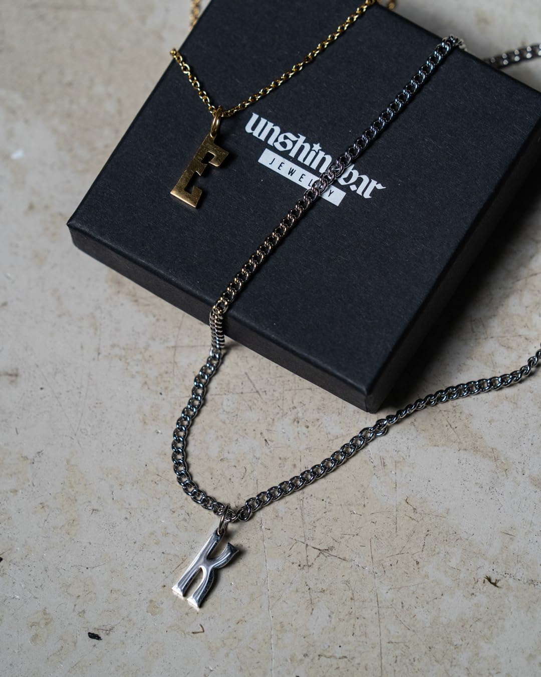 Initial Buchstabe Kette mit Anhänger für Herren und Damen - Streetwear Cuban Halskette mit Letter Initial Anhänger aus 316L Edelstahl in Silber - Wasserfeste Kette - 50-55cm Länge verstellbar