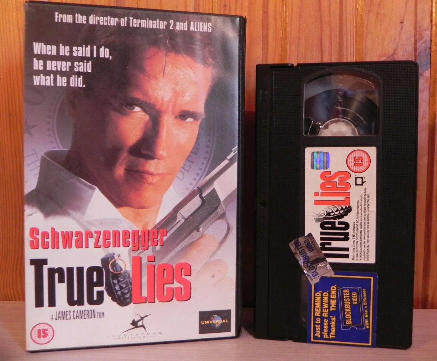 True Lies [VHS] : Arnold Schwarzenegger, Jamie Lee Curtis, Tom Arnold ...