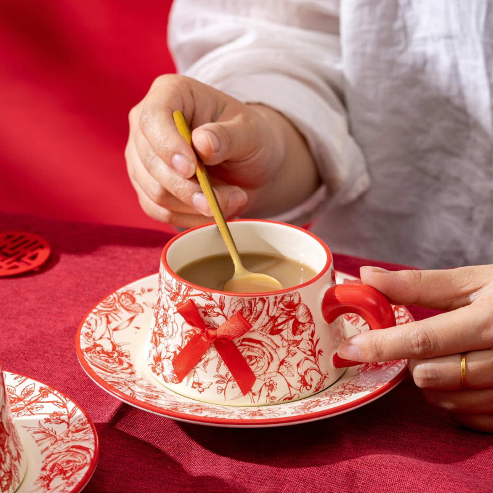 Ceramiczny zestaw filiżanek do kawy i spodków, 255 ml, czerwony kwiatowy wzór róży, chiński styl ślubny, 2 filiżanki ze spodkami i złotymi łyżkami