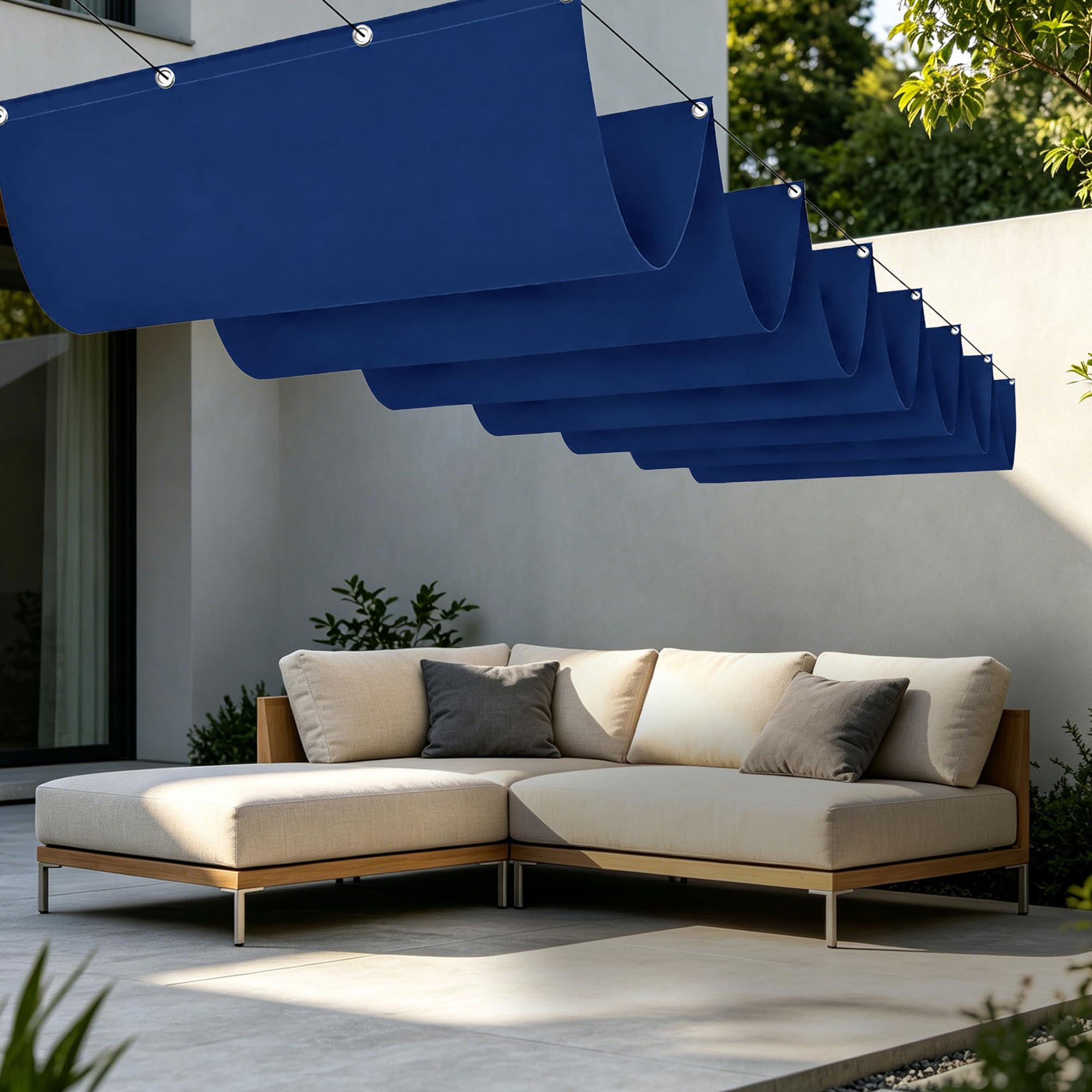 Toile d'ombrage bleu foncé pour aménager un jardin ou un patio