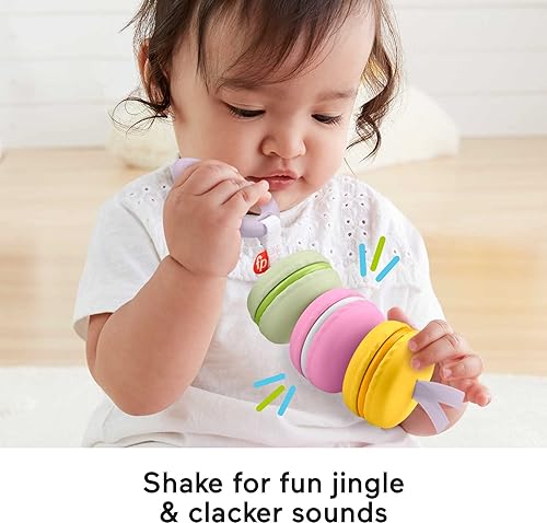 Miniatura 3 de Fisher-Price Baby Juguete sensorial para recién nacidos de Pretend Food Baby Rattle My First Macaron Take-Along en paquete listo para regalo