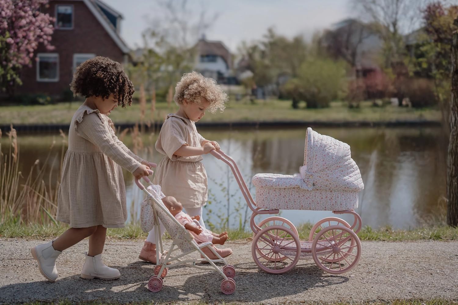 Little Dutch Puppenwagen aus Metall mit großen Rädern, Sonnenverdeck und Aufbewahrungskorb für Puppen Babypuppen bis 46 cm - Soft Flowers Weiß/Rosa