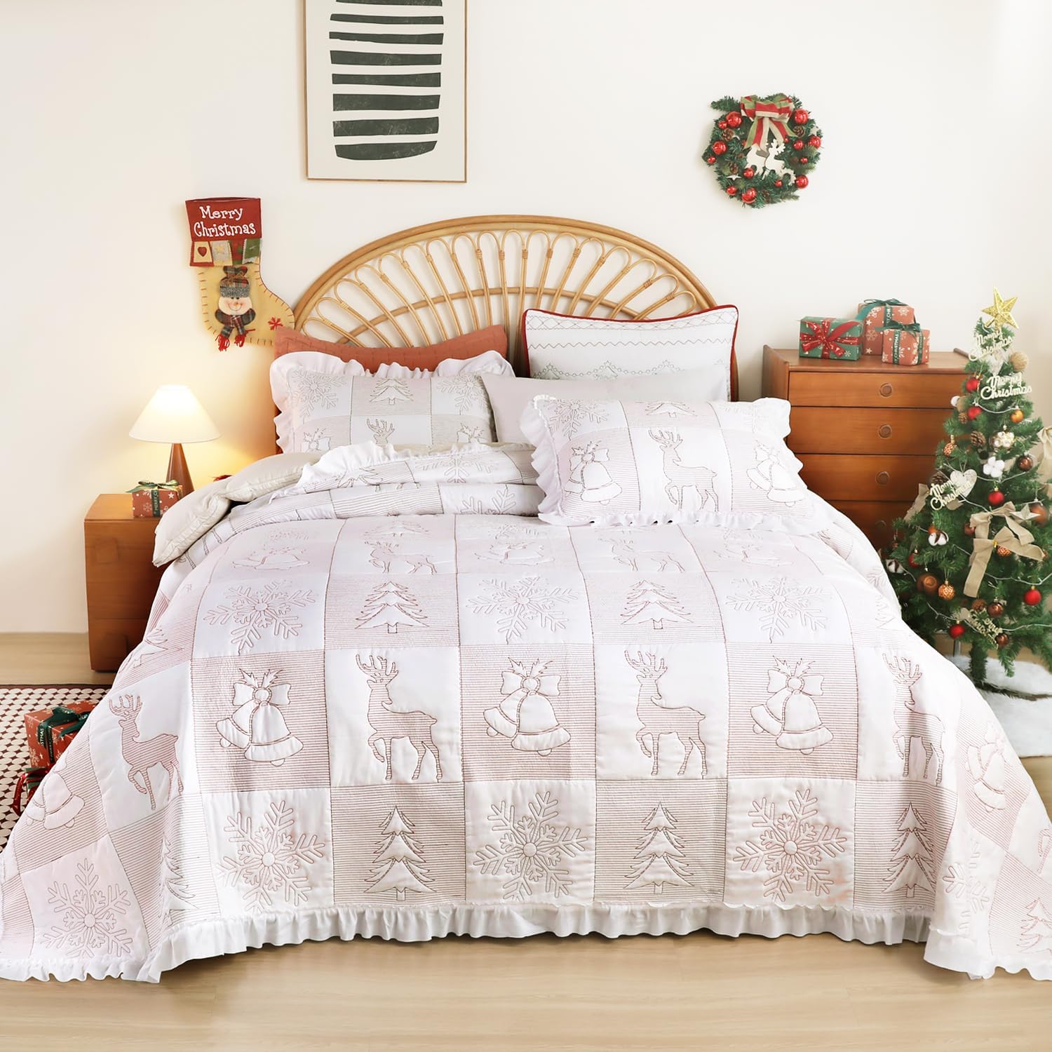 EVENHUG Christmas Quilts Set Queen Size 3 Piece Patch Bedding Set Reversible with 2 Pillow Shams Bedspread Coverlet Lightweight Soft Bed Cover for All Season(White,106"X96")