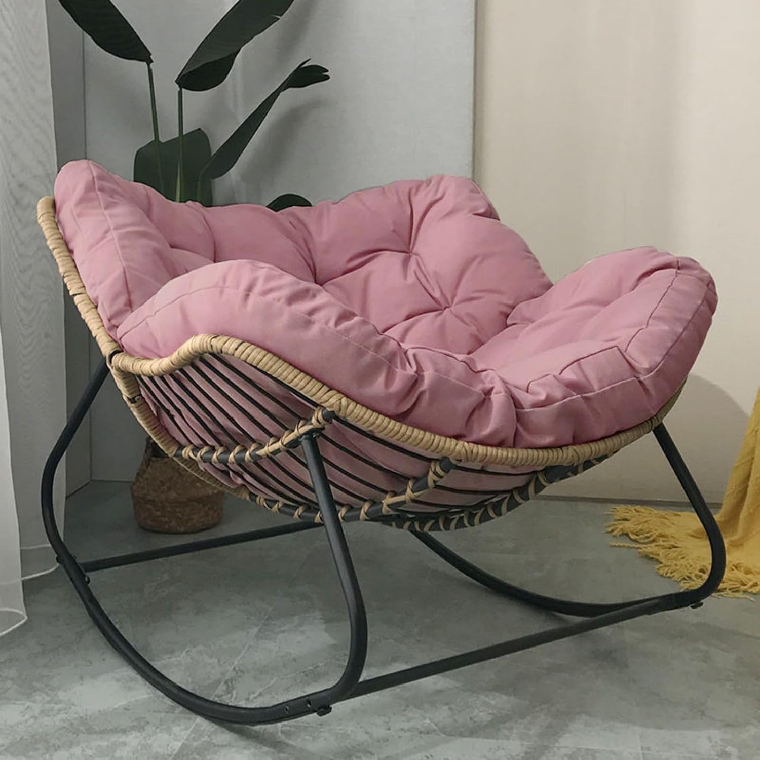 Chaise à bascule surdimensionnée en métal et rotin avec grand coussin rembourré rose