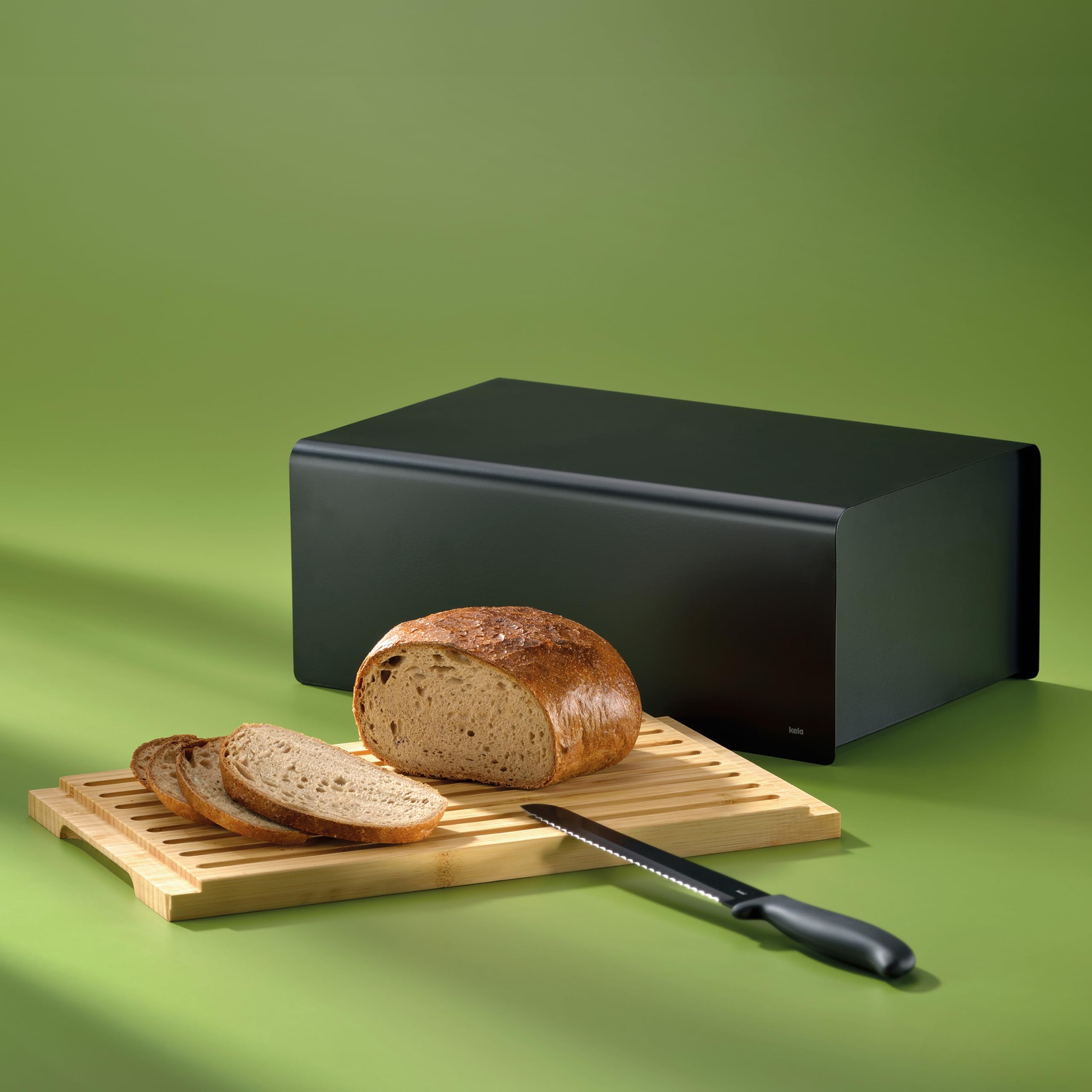 kela Brotkasten schwarz 38x23x16cm, FSC Bambusauflage als Schneidebrett, matte Metall Brotbox, KIRIL, Brotaufbewahrungsbox
