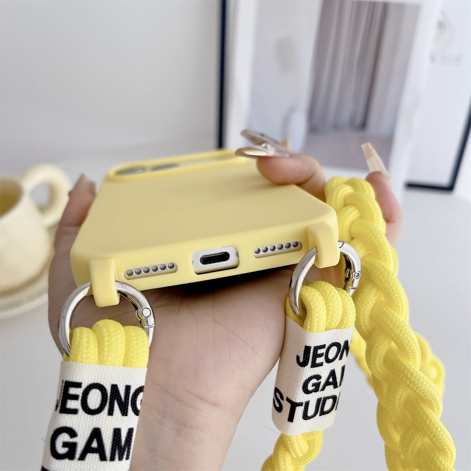 Emlivi Etui z łańcuszkiem do telefonu iPhone 17, etui na telefon z nylonowym paskiem na ramię, płynne silikonowe TPU pokrycie ze sznurkiem do zawieszenia, etui ochronne ze stylowym paskiem do iPhone'a