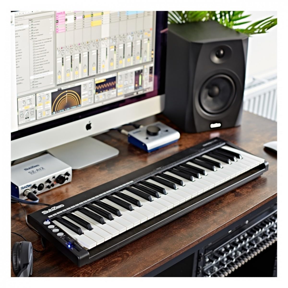 Schlankes Tragbares 49-Tasten-MIDI-Keyboard SubZero ControlKey49S | 49 Anschlagdynamische Tasten mit 5 Kurven, Zuweisbarer Fader, Sustain-Pedal-Eingang, USB-Betrieben