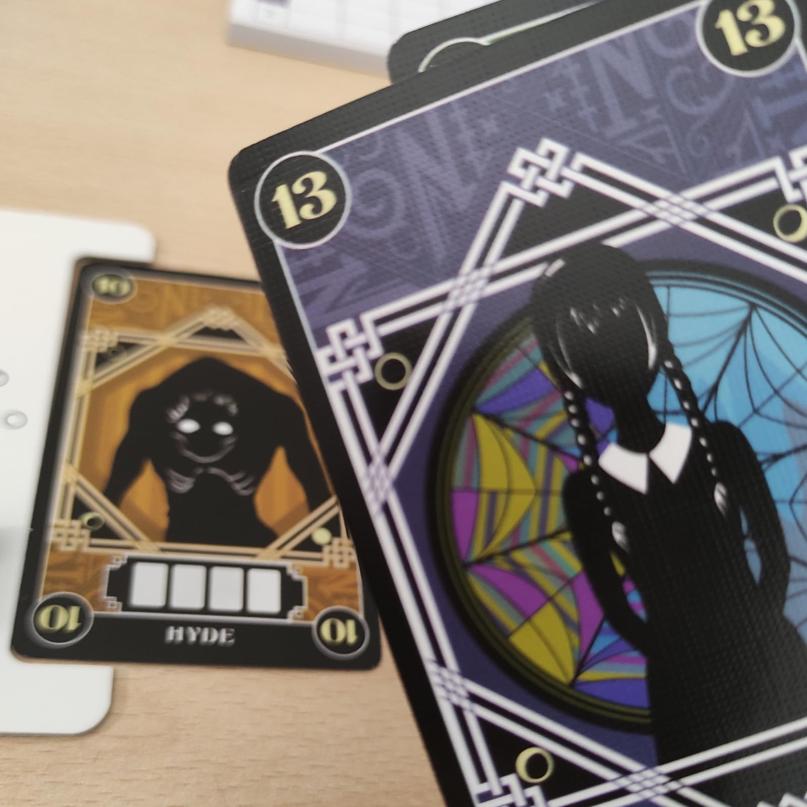 Cranio Creations - Wednesday, Creatures and Outcasts - The Official Card Game - Italian Edition, Black, 12 cm x 3.5 cm x 0.1 cm - Image 4