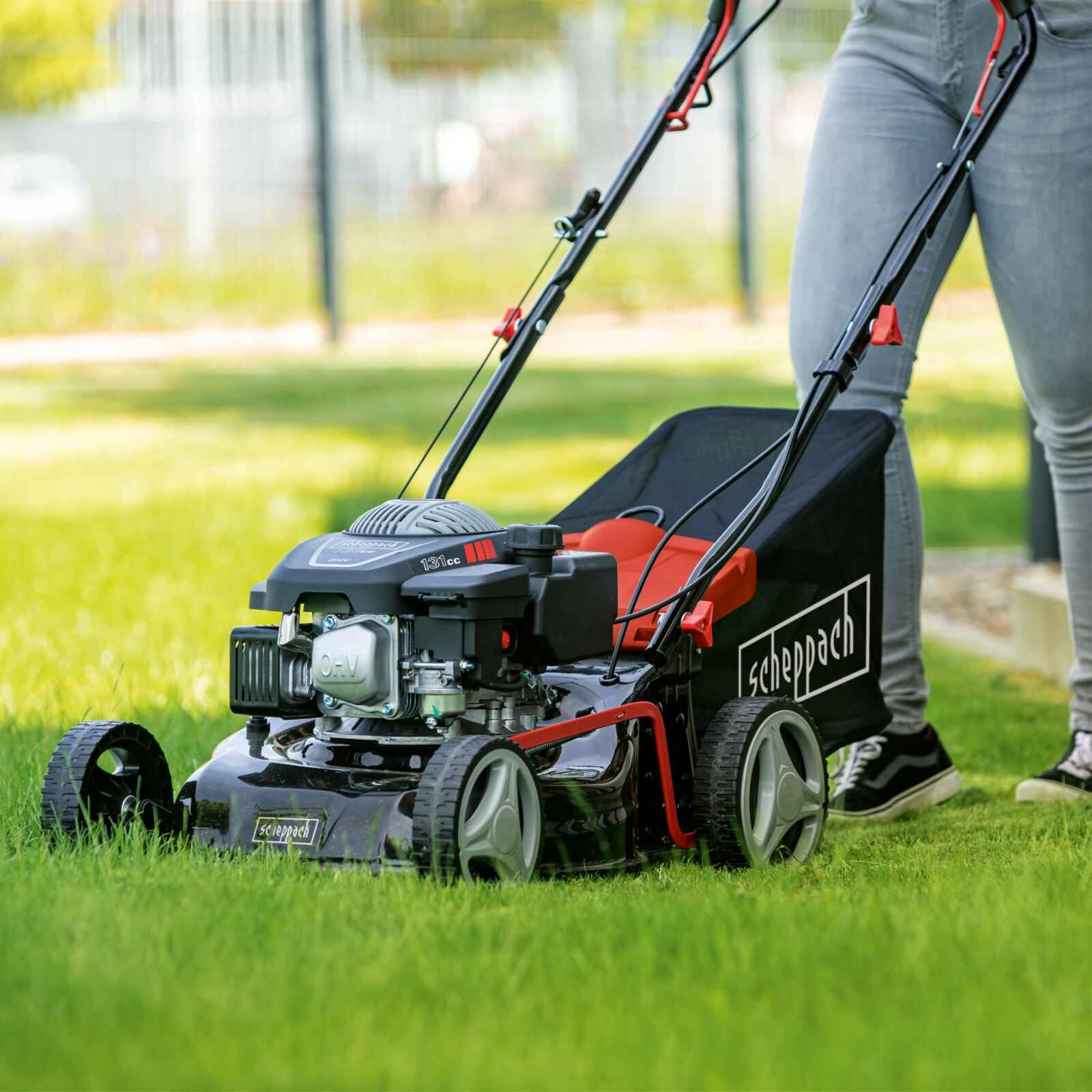 Scheppach Benzin Rasenmäher MS132-42 | Schnittbreite 42cm | Radantrieb | 3,4 PS | Stahlgehäuse | Reinigungsfunktion | Mulchfunktion | 45 Liter Fangkorb | Höhenverstellung in 7 Stufen (25-75mm)