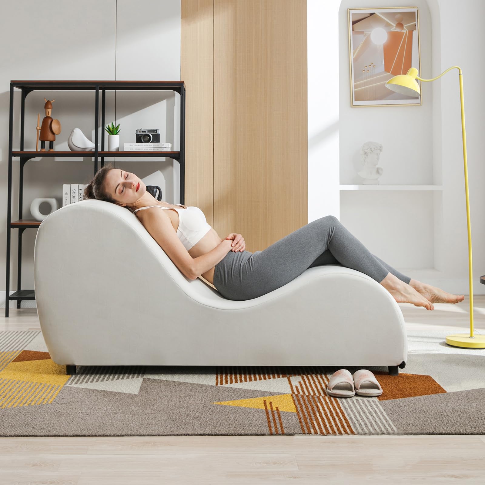 Sleek Yoga Chair, Curved Chaise Lounge for Stretching Relaxing Exercising, Yoga Sofa Couch for Adults, Modern Velvet Yogas Chair with Ergonomic Positioning for Bedroom Lounge Living Room - Beige