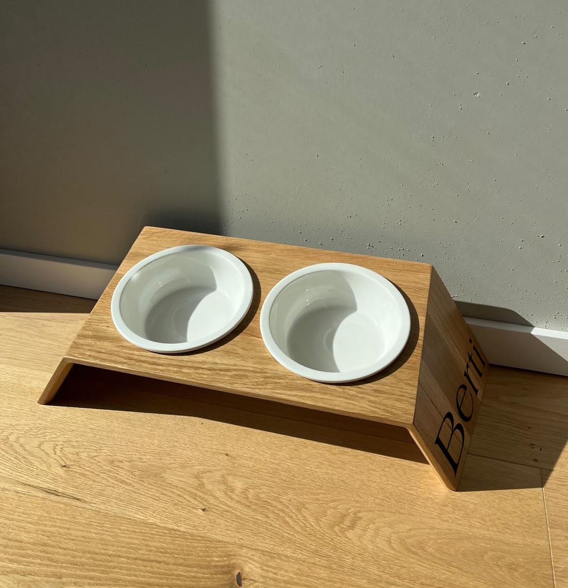 Futternapf Station für Hunde aus Holz mit 2 Keramikschüsseln – Erhöhter Fressnapf mit ergonomischer Neigung, rutschfest, stylisches Design für kleine & mittlere Hunde