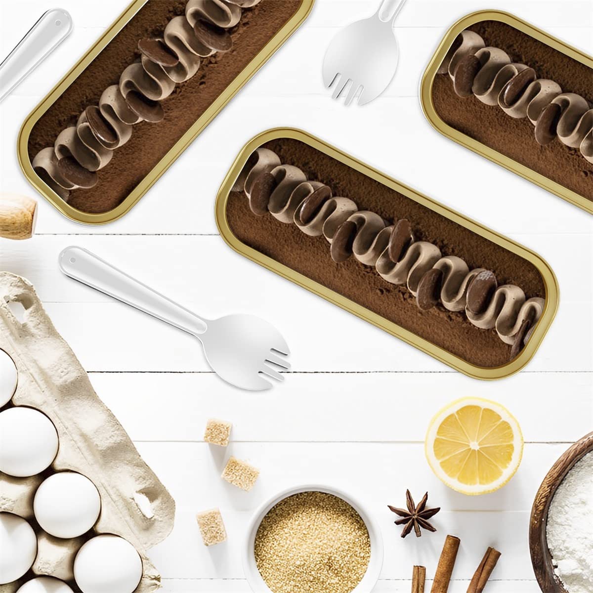 50 mini moldes para tartas con tapas y cucharas, 6.75 onzas, rectangulares de papel de aluminio para hornear, mini moldes para pasteles, resistentes al calor, recipientes estrechos de aluminio para