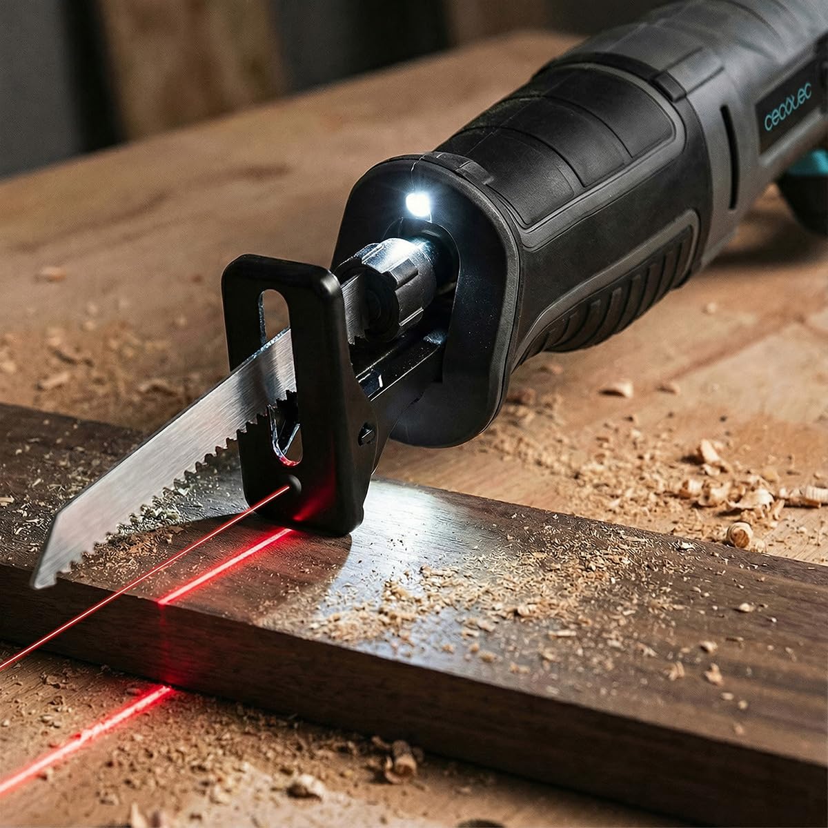 Cecotec Sega a Gattuccio Elettrica LongFlex 900 ShockAbsorber. 850W, Velocità Variabile, Anti-Vibrazione, Impugnatura Rotante, Guida Laser e LED, Cambio Lama Rapido per Taglio Preciso e Sicuro