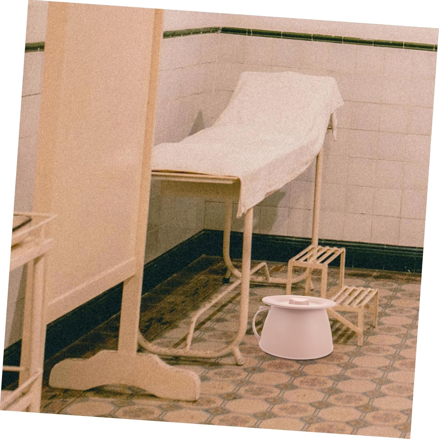 Urine Pot Plastic Spittoon Urinal for Women Boys and Girls Urinal Portable Toilet Bedpan Easy to Wash