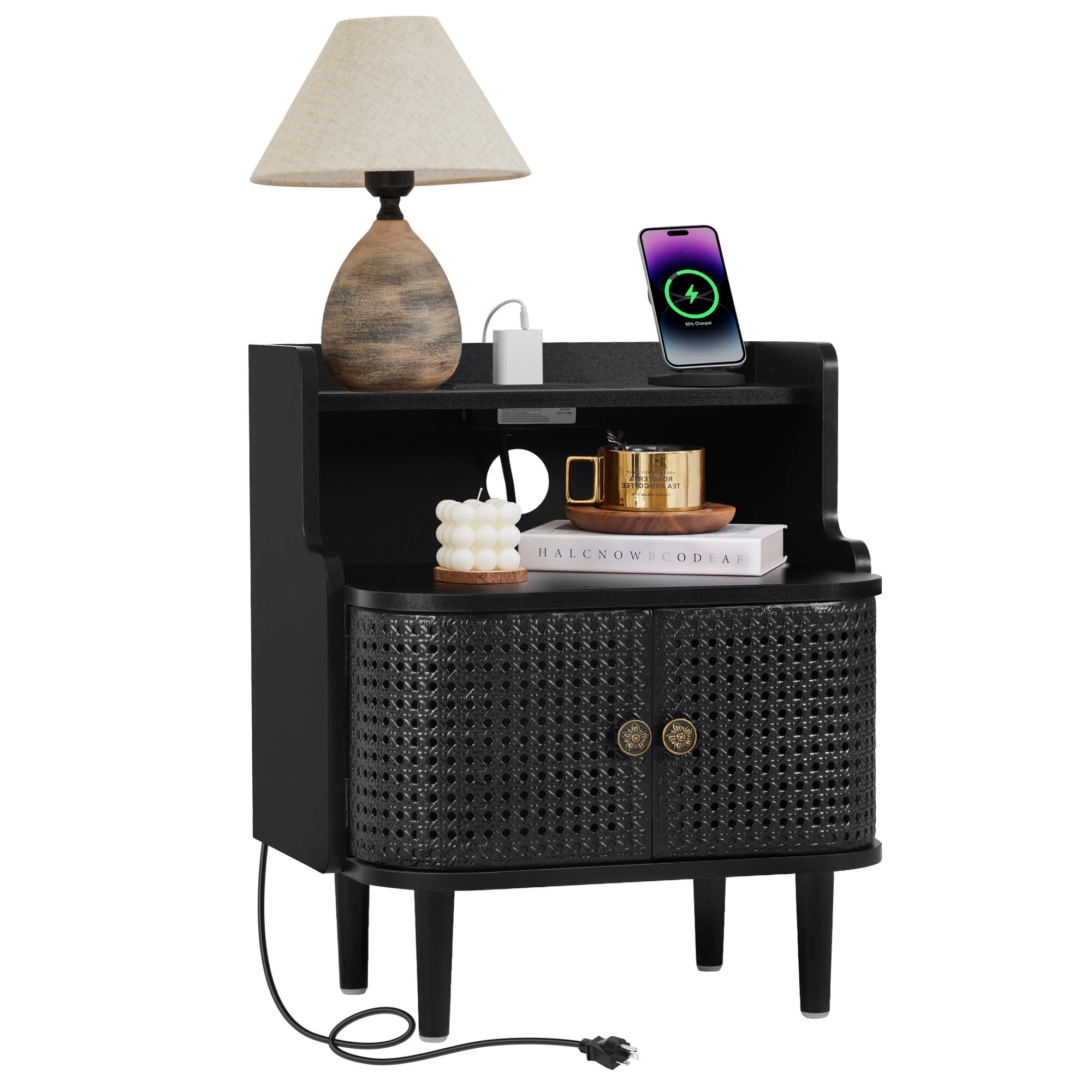 Table d'appoint en rotin avec prise pour un salon chaleureux