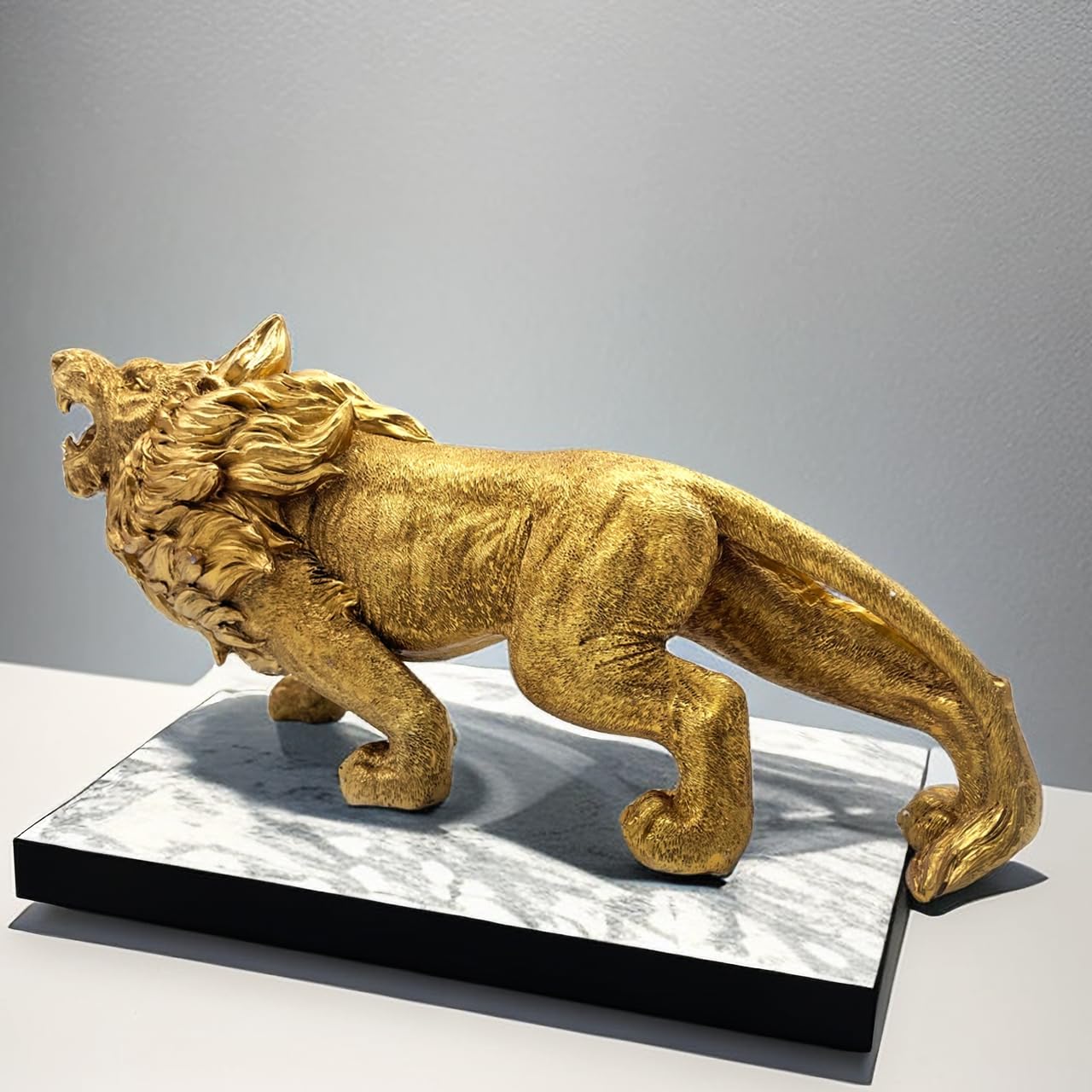 Statua di leone da 33 cm, scultura in resina, regali da collezione per gli amanti del leone, decorazione per la casa, accessori da scrivania, decorazione da giardino, decorazione per esterni, oro