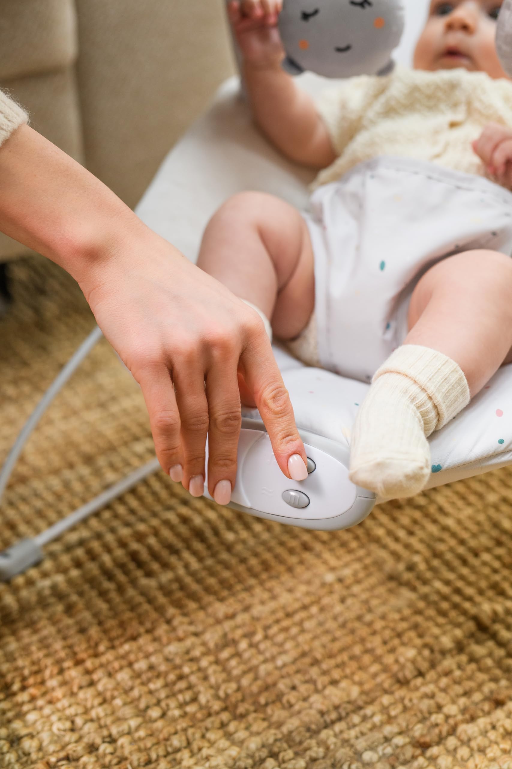MoMi GLOSSY sdraietta per bambini fino a 9 kg, cintura 3 punti, struttura in metallo con piedini antiscivolo, 1,7 kg, 58×49×53 cm, modulo sensoriale per lo sviluppo del bambino