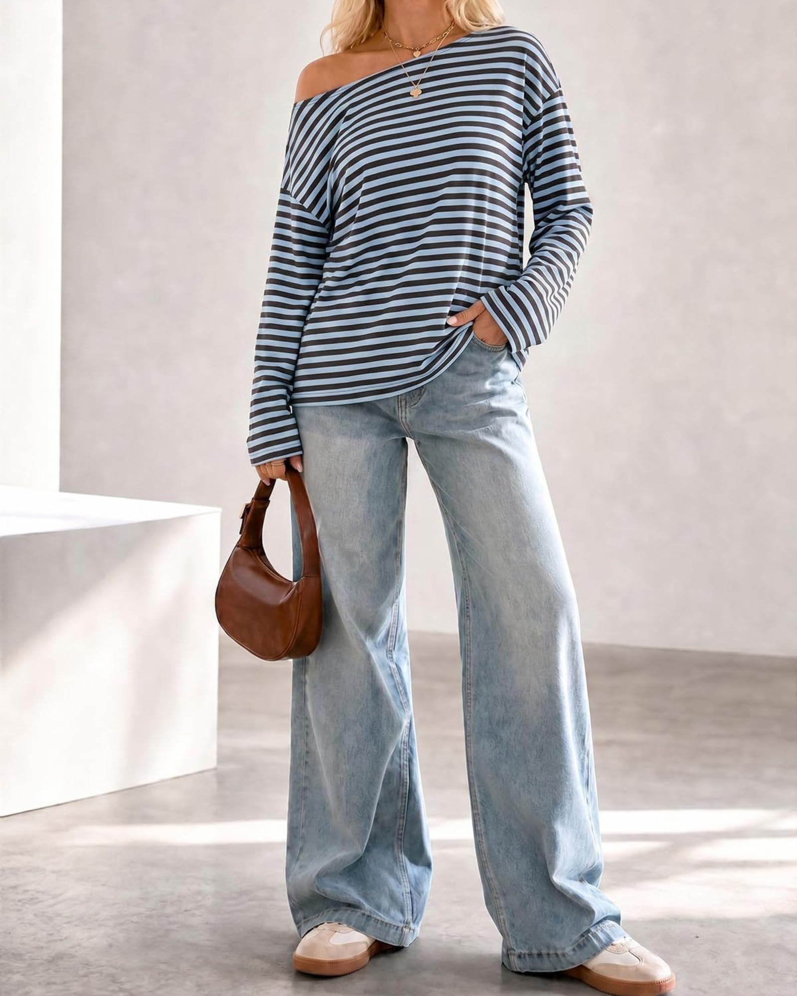 Blusa larga da donna a righe con spalle scoperte