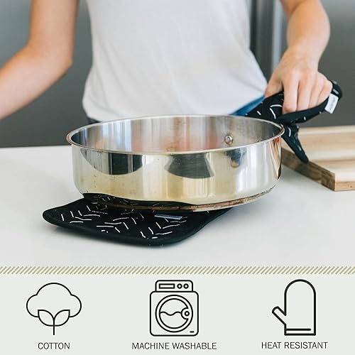 Miniatura 3 de Sage+Stitch Juego de 2 agarraderas y salvamanteles de diseño resistentes al calor con bolsillos para las manos y bucles para colgar, 100% algodón,