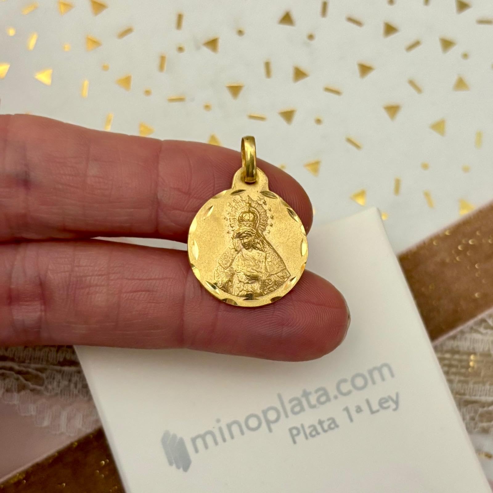 Medalla Virgen Macarena, Plata de Ley 925 Chapada en Oro, 19mm, Diseño Religioso Circular con Relieve, Presentación en Caja de Regalo
