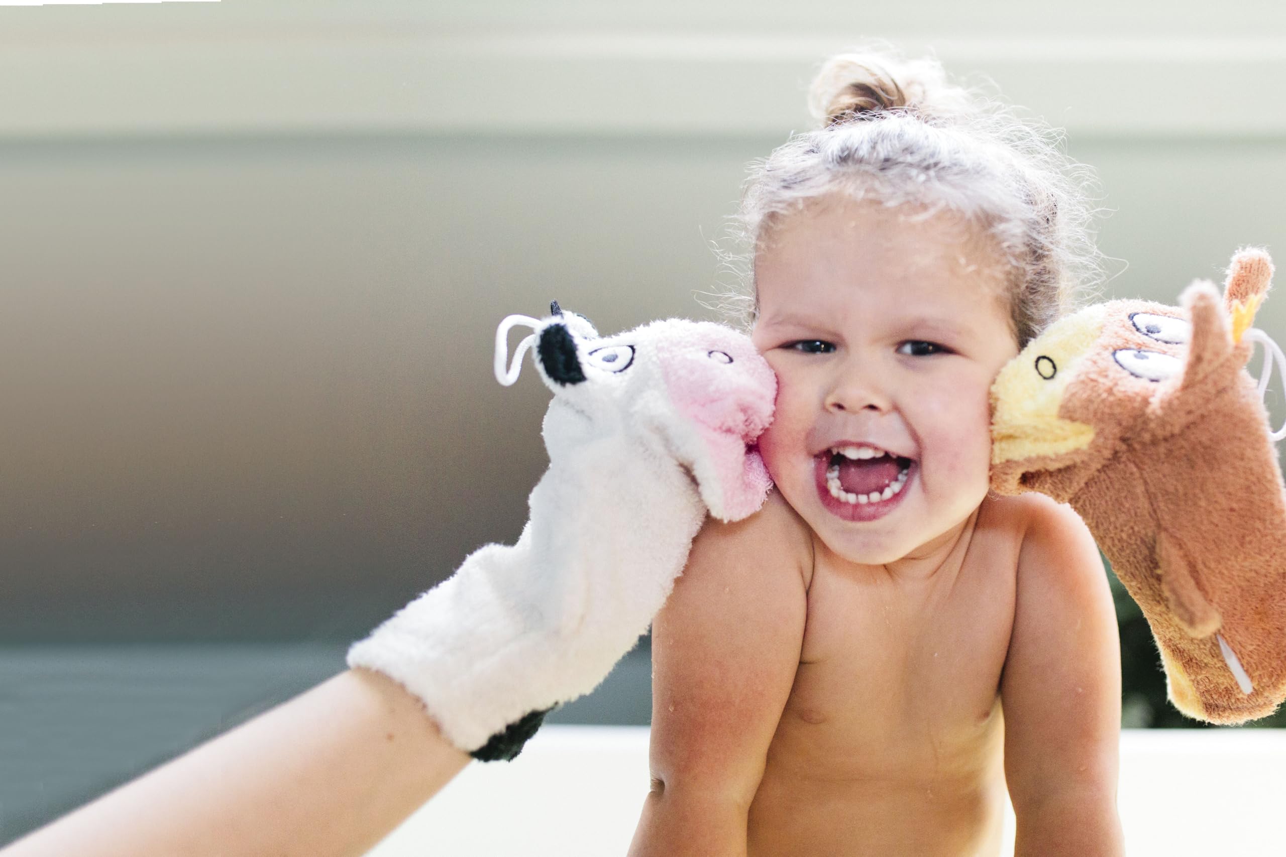 Isabelle Laurier - Gant de Toilette Amusant pour Enfant 100% Coton - Gant de Bain éponge pour bébé - Modèle Vache, Blanc