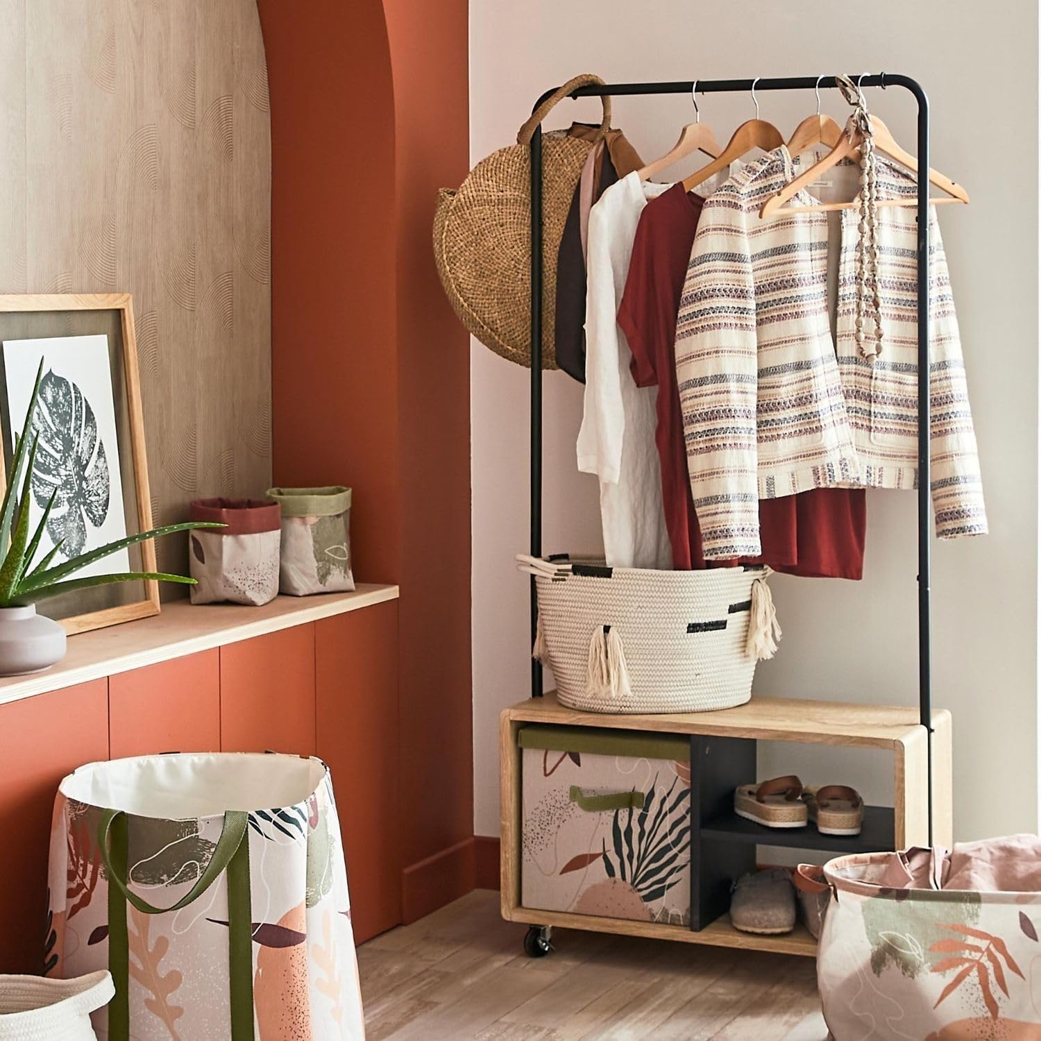 Box and beyond Casey - Perchero para ropa (72 x 31 x 153 cm), madera natural y metal negro, estantes, ruedas, perchero, abrigos, zapatos, entrada, lavadero, estilo moderno