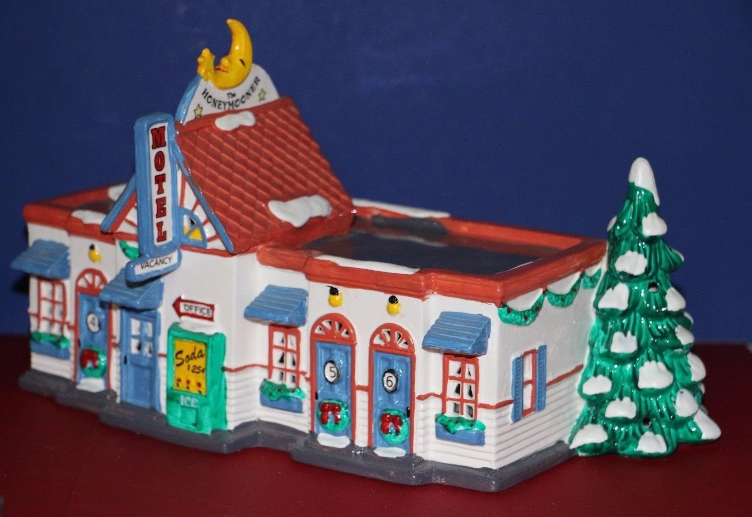 Snow Village Honeymooner Motel 54011 completa tu pueblo navideño con este motel vintage