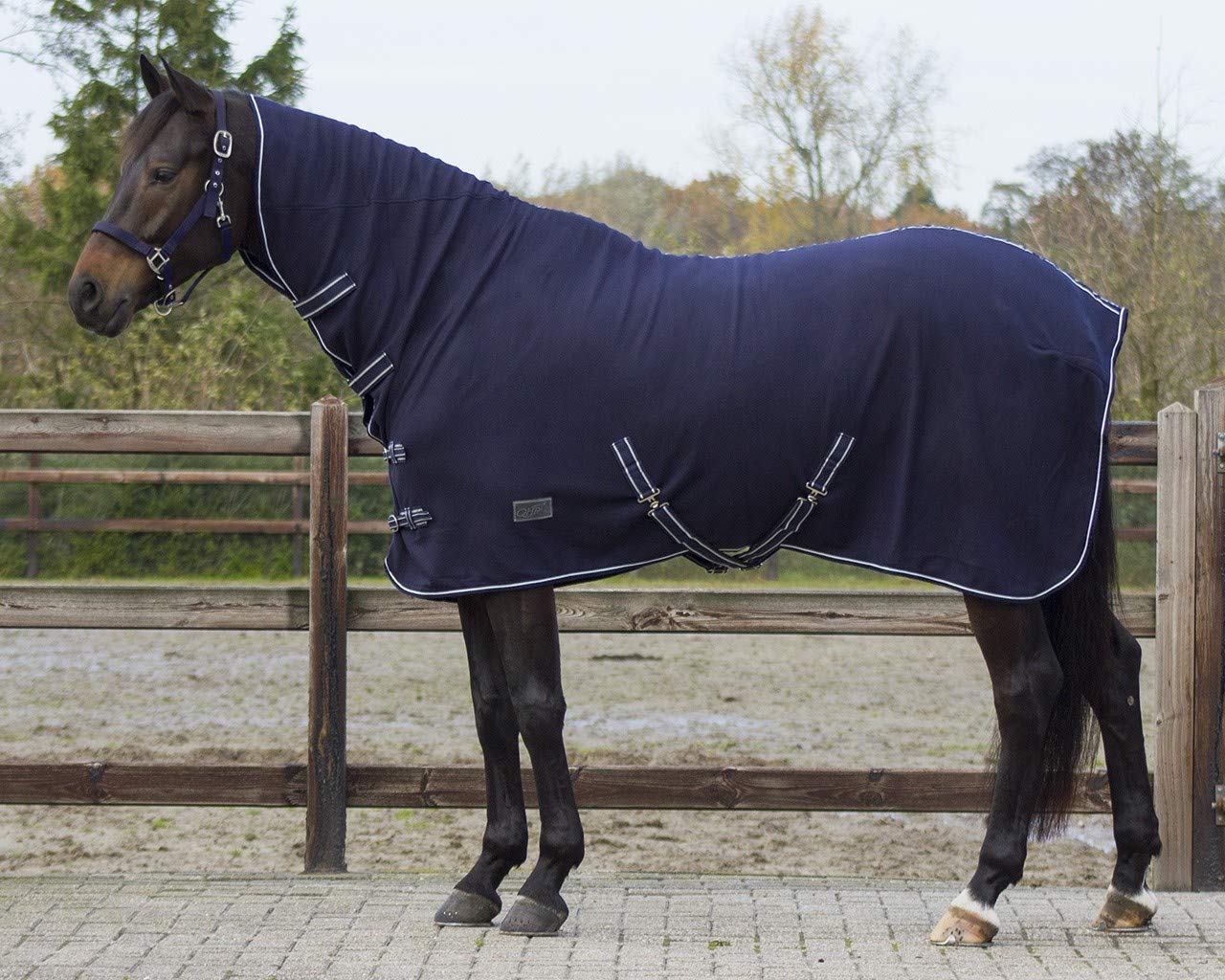 Manta de forro polar QHP con el cuello de las correas de la Cruz Basic negro