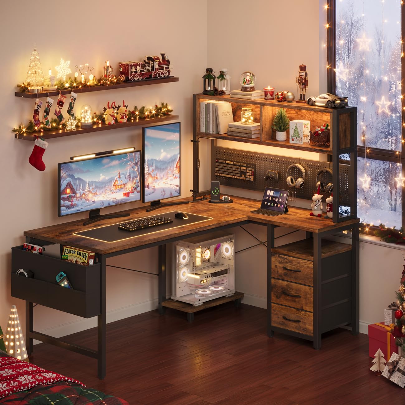 YOUDENOVA L Form Schreibtisch Reversibel, Gaming Tisch mit LED, Steckdosen & USB, Eckschreibtisch mit Regal & Lochwand, 3 Schubladen Computertisch für Büro Wohnzimmer Homeoffice Gaming 135x100 Braun