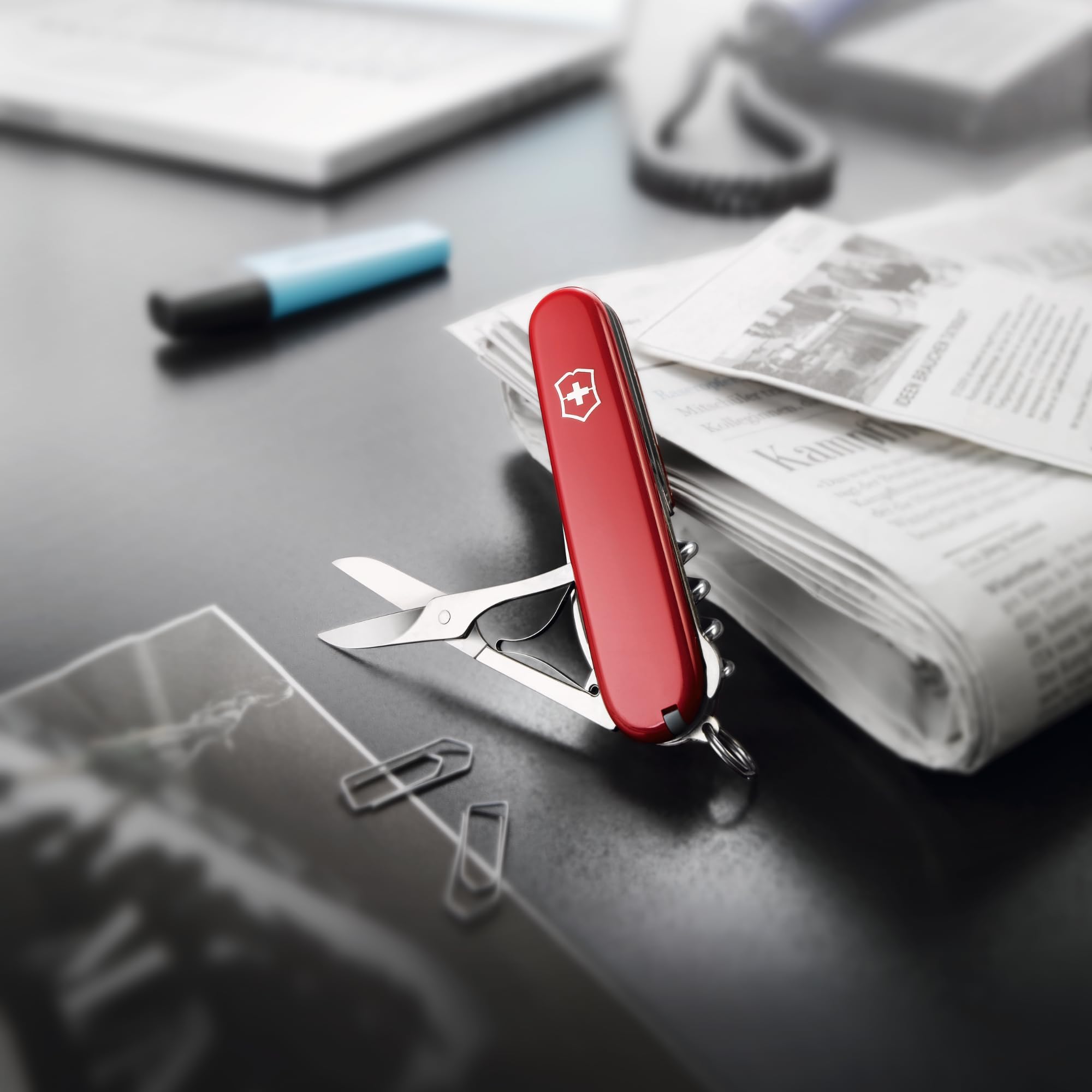 Victorinox Schweizer Taschenmesser Compact, 15 Funktionen, Swiss Made, Multitool Inkl. Klinge, Mini-Schraubendreher, Kapselheber, Rot | Schweizer Armeemesser | Schweizer Messer mittel | Taschenmesser für Herren | Alltag