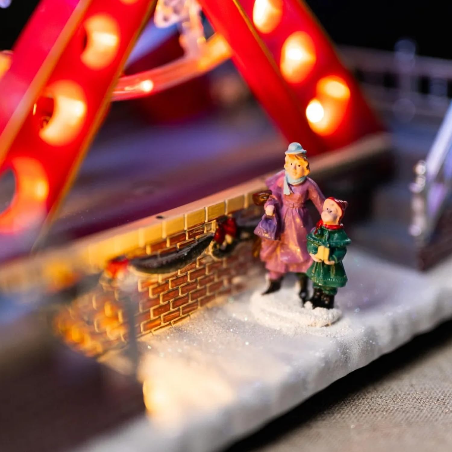 Garden Mile Scène musicale de village de Noël – Décoration de Noël lumineuse en mouvement avec lumières LED et musique – Décoration festive à piles pour table, cheminée et décoration d'intérieur