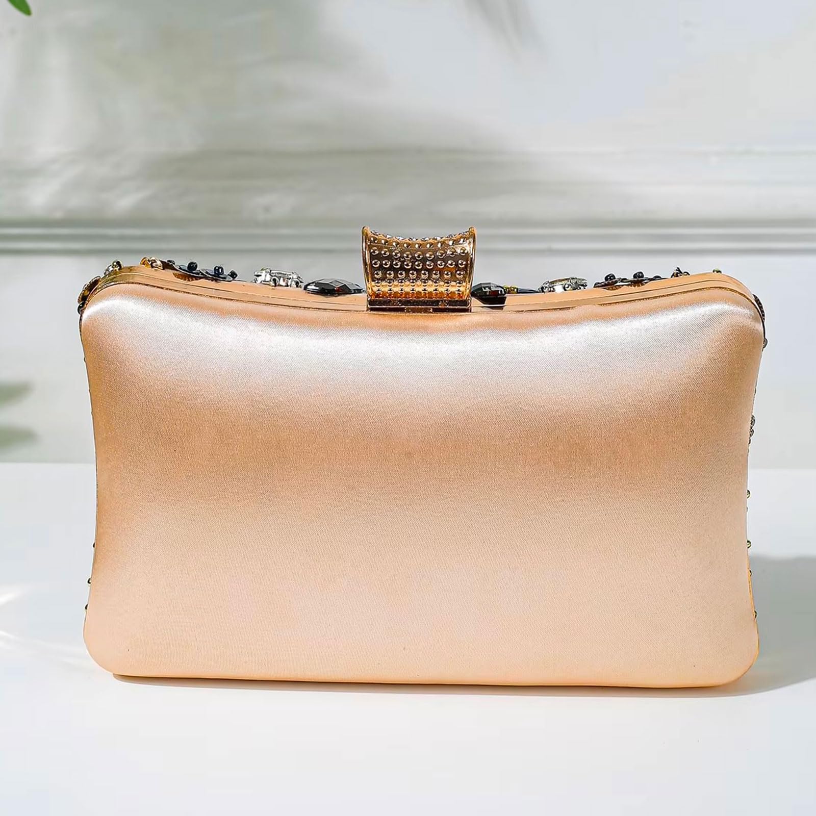 Clutch de noche con cuentas y cadena de metal