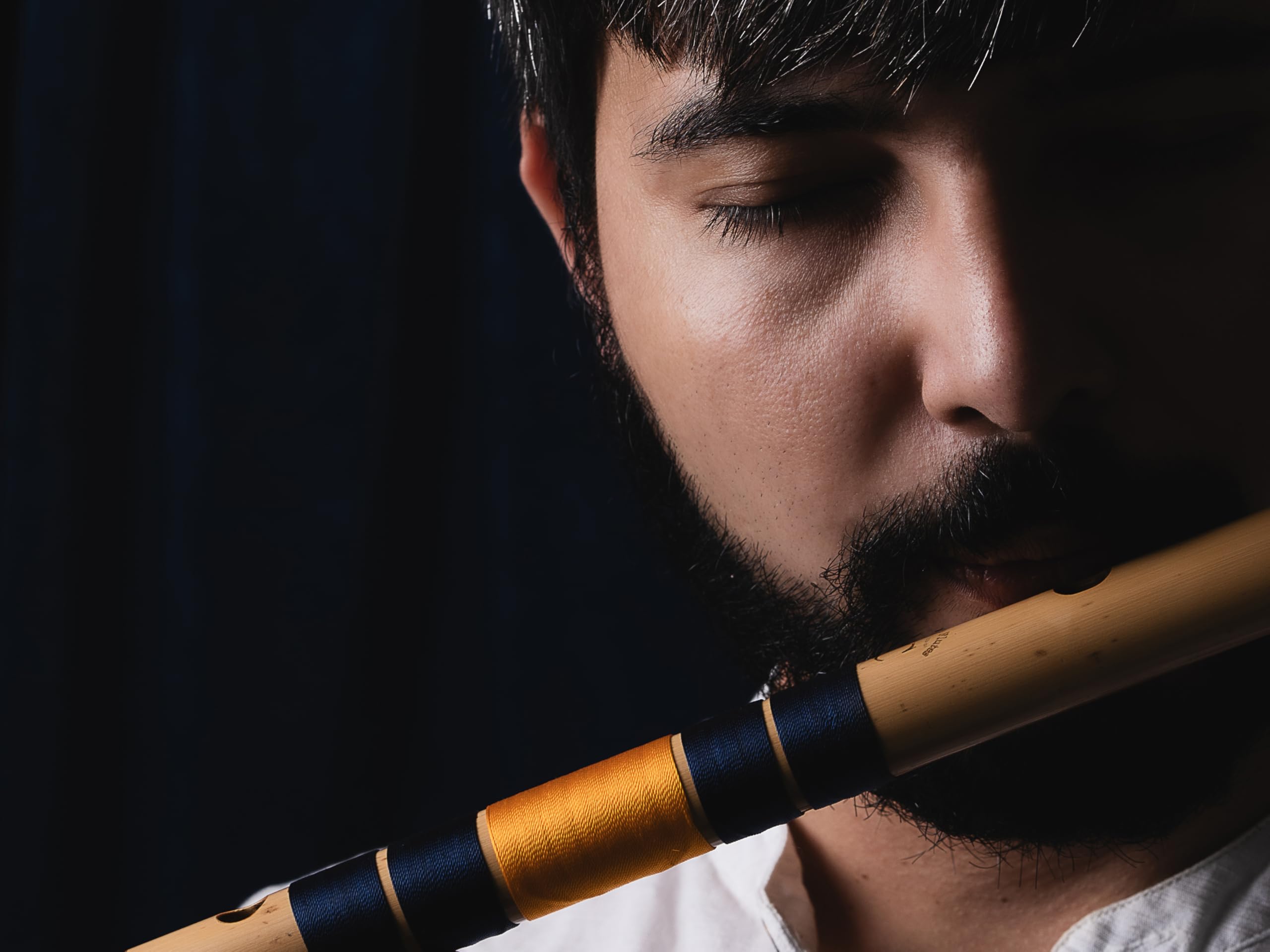 Radhe Flutes Professionelles Bambus-Bansuri, C Natur, Rechtshänder, mittlere Oktave, mit festem Einband, Samtbezug und Papierröhre, Dunkelblau und Orange