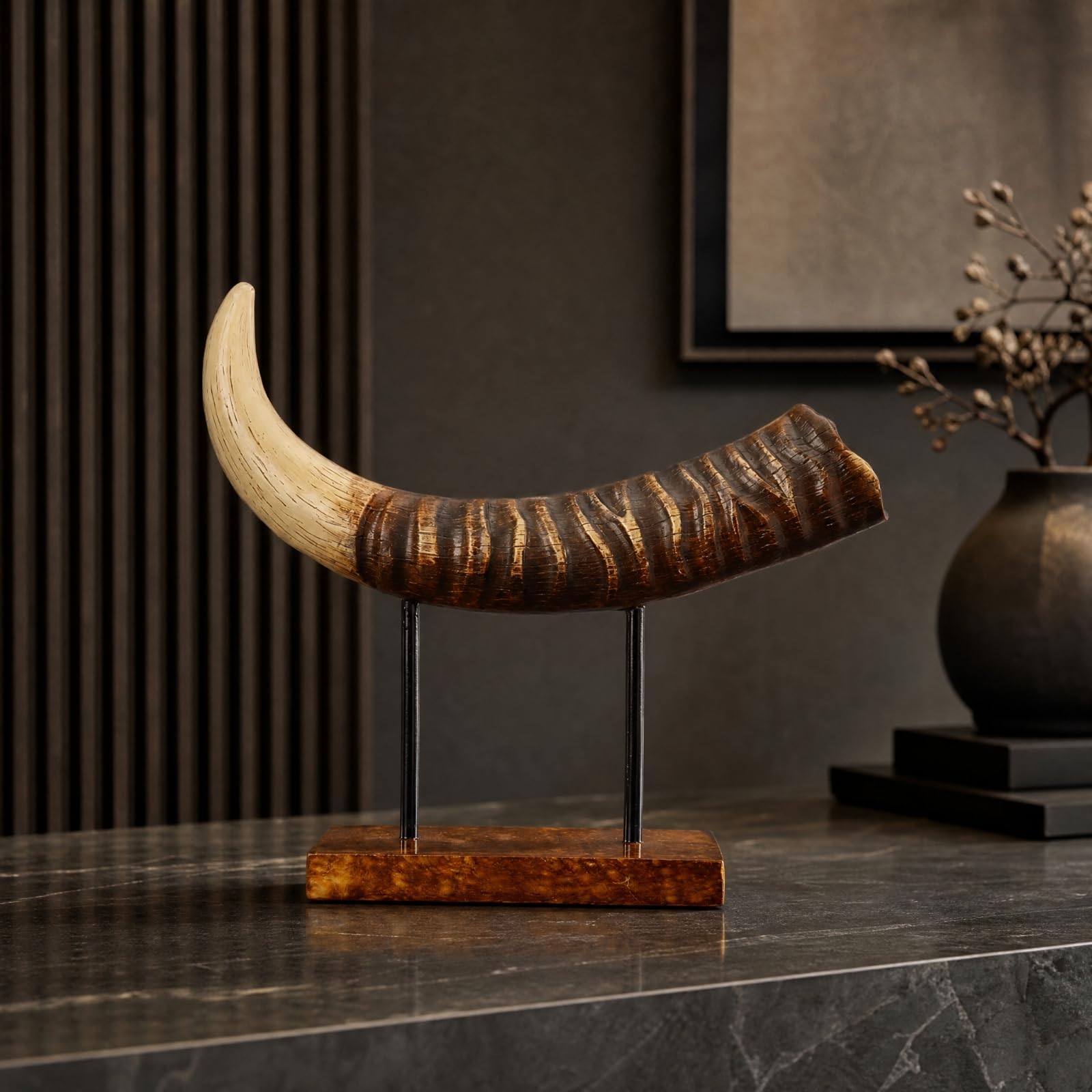 hornförmige Dekoskulptur freistehend Harzskulptur in Hornform kompakt Dekoornament in Hornform für Büro, Ausstellungsraum, 28x8,5x24cm