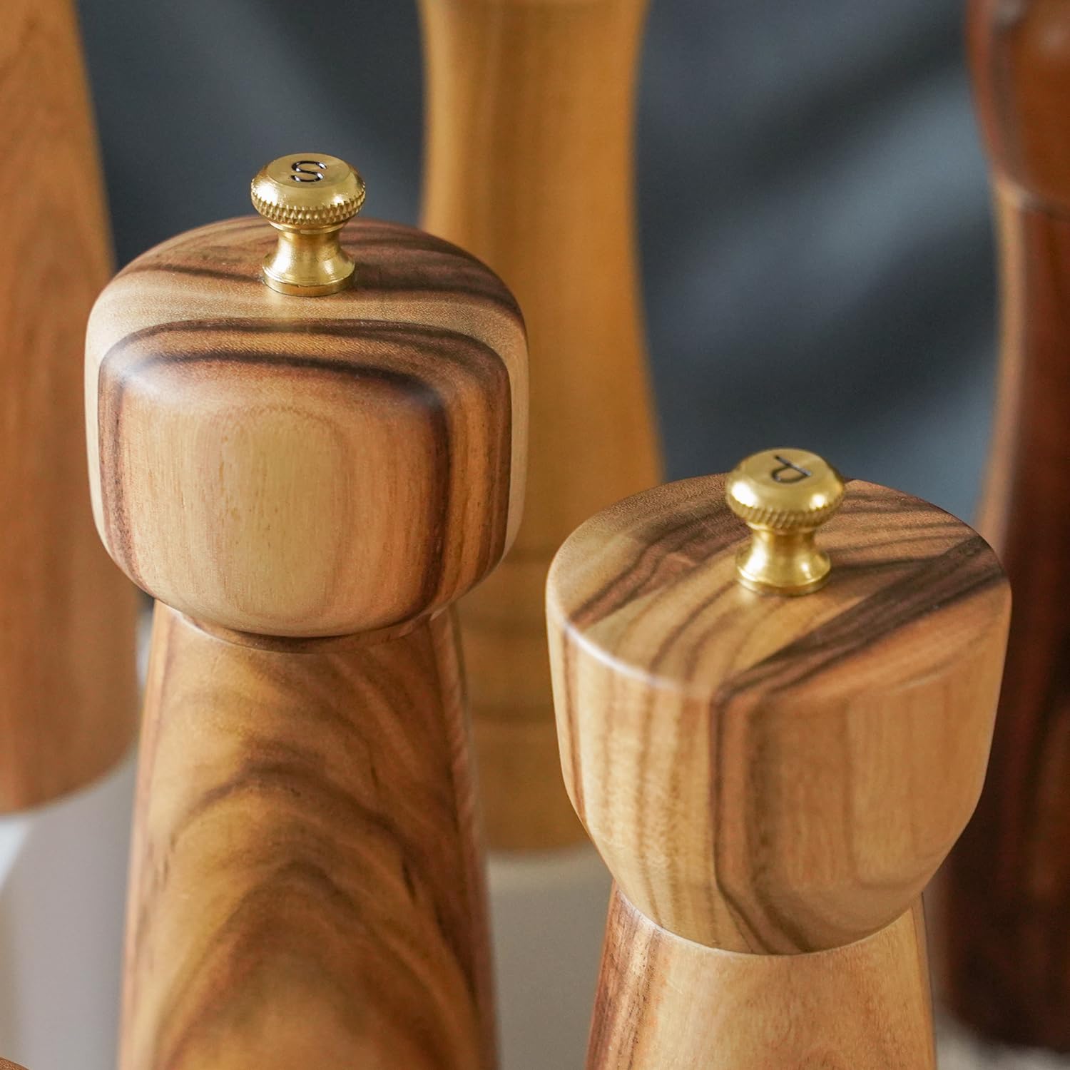 Ensemble de moulins à sel et à poivre avec dessous de moulin, broyeur réglable en céramique, moulin à sel, moulin à poivre en acier inoxydable, bois d'acacia, 20,5 cm de hauteur, fond