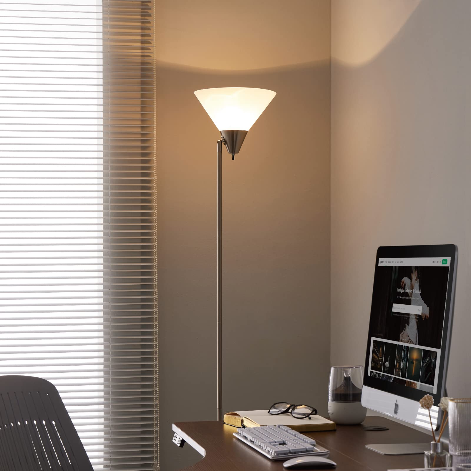 Minimalistyczna lampa stojąca, obrotowa głowica, przełącznik, biurowa lampa stojąca, biała, metal, PCW