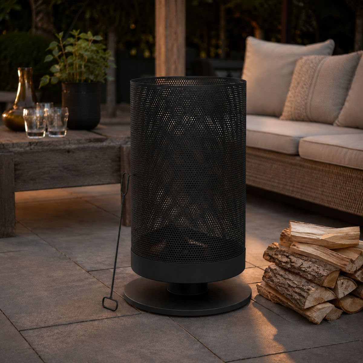 BBQ Collection Feuertonne mit Funkenschutz - Feuerkorb 44,5 x 72,5 cm - Terassenofen mit Schürhaken - Feuerstelle Outdoor für Garten und Terrasse - Terrassenfeuer - Karbonstahl