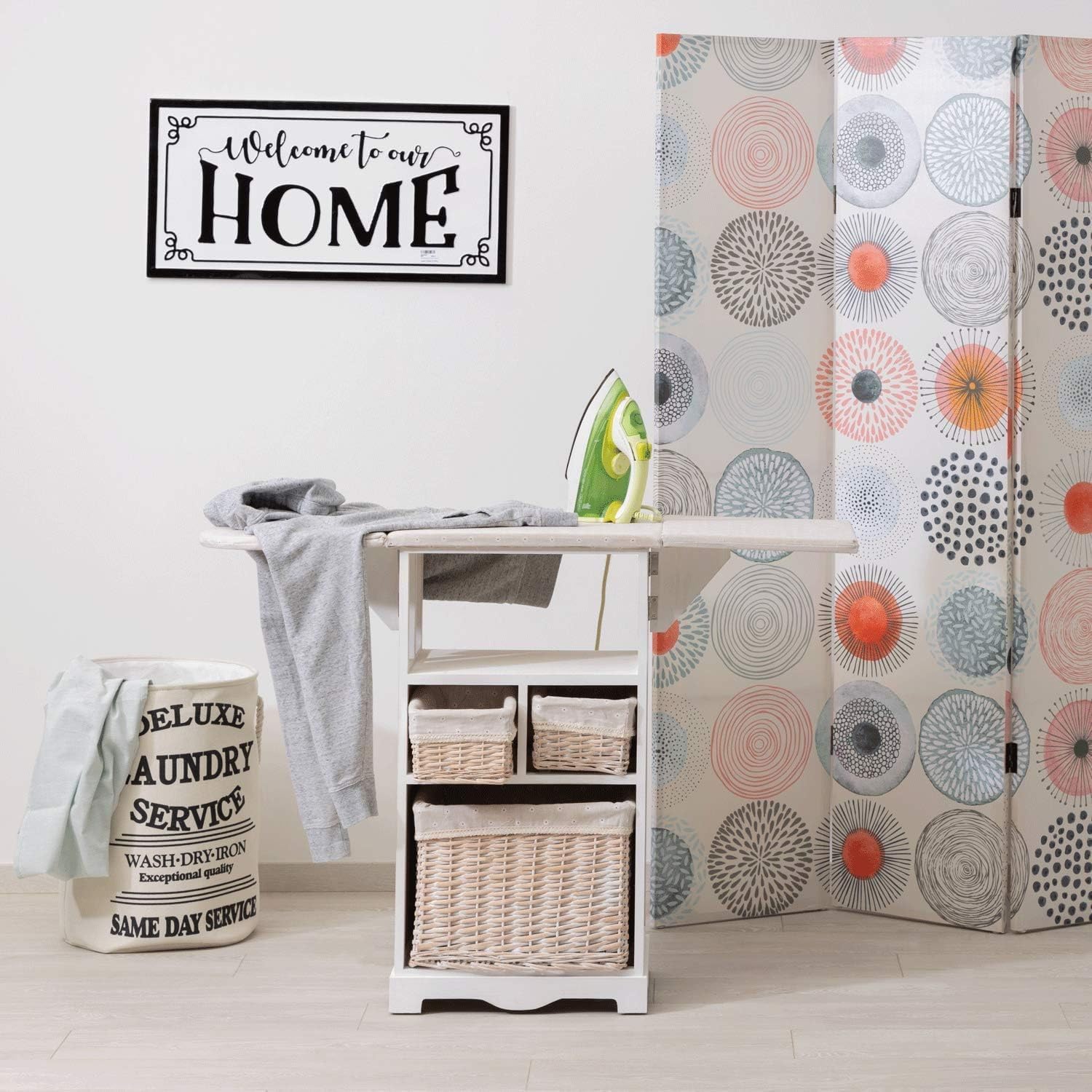 Mobile da Stiro con Asse ripiegabile e 3 Cesti in Vimini foderati con tessuto stampato con fiori margherite 54X36X86 cm