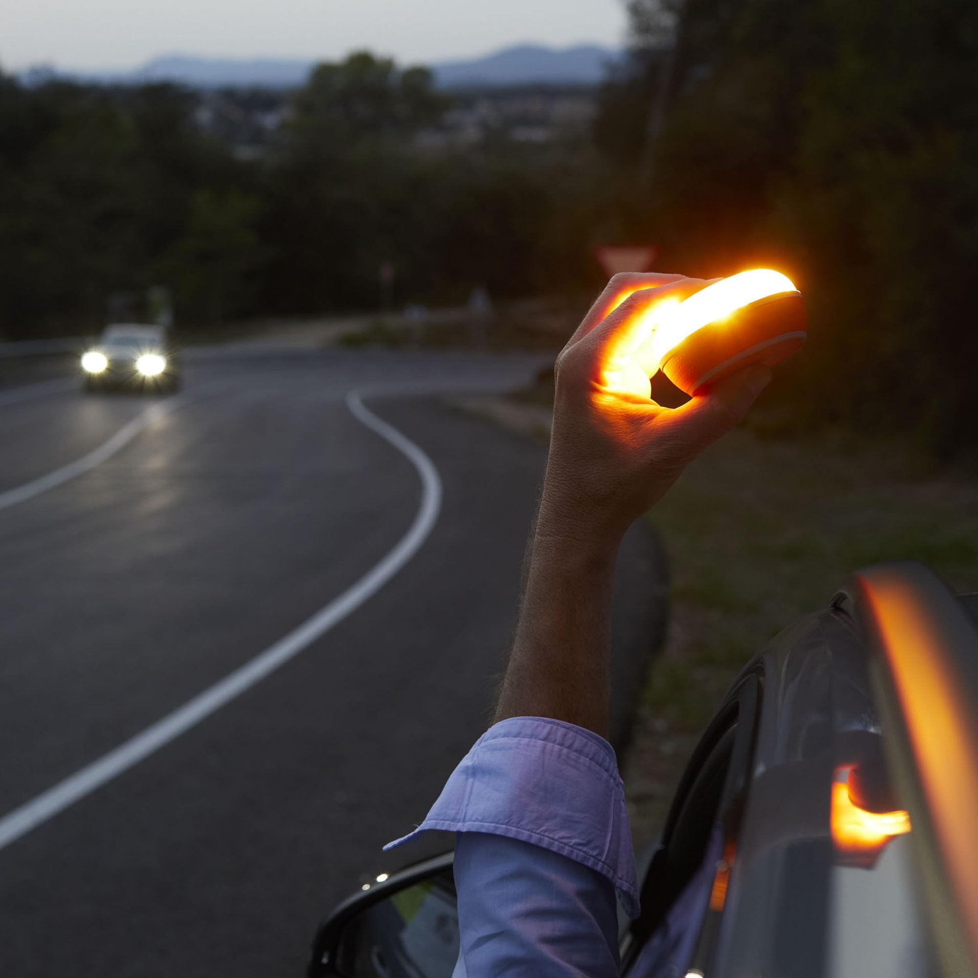 FlashLED SOS Luz de Emergencia para coche homologada, Baliza V16 Conectada Obligatoria DGT 2026, SIM y servicio hasta 2038, Cobertura profunda y Geolocalización
