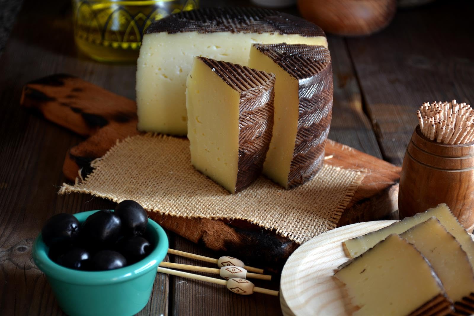 Montecampero QUESO MANCHEGO Añejo - 1x 3kg - spanischer Schafs-Käse, 12 Monate gereift, D.O. PDO Hartkäse aus La Mancha, passt zu Tapas Rioja-Tempranillo-Verdejo-Rotwein & Käseplatte