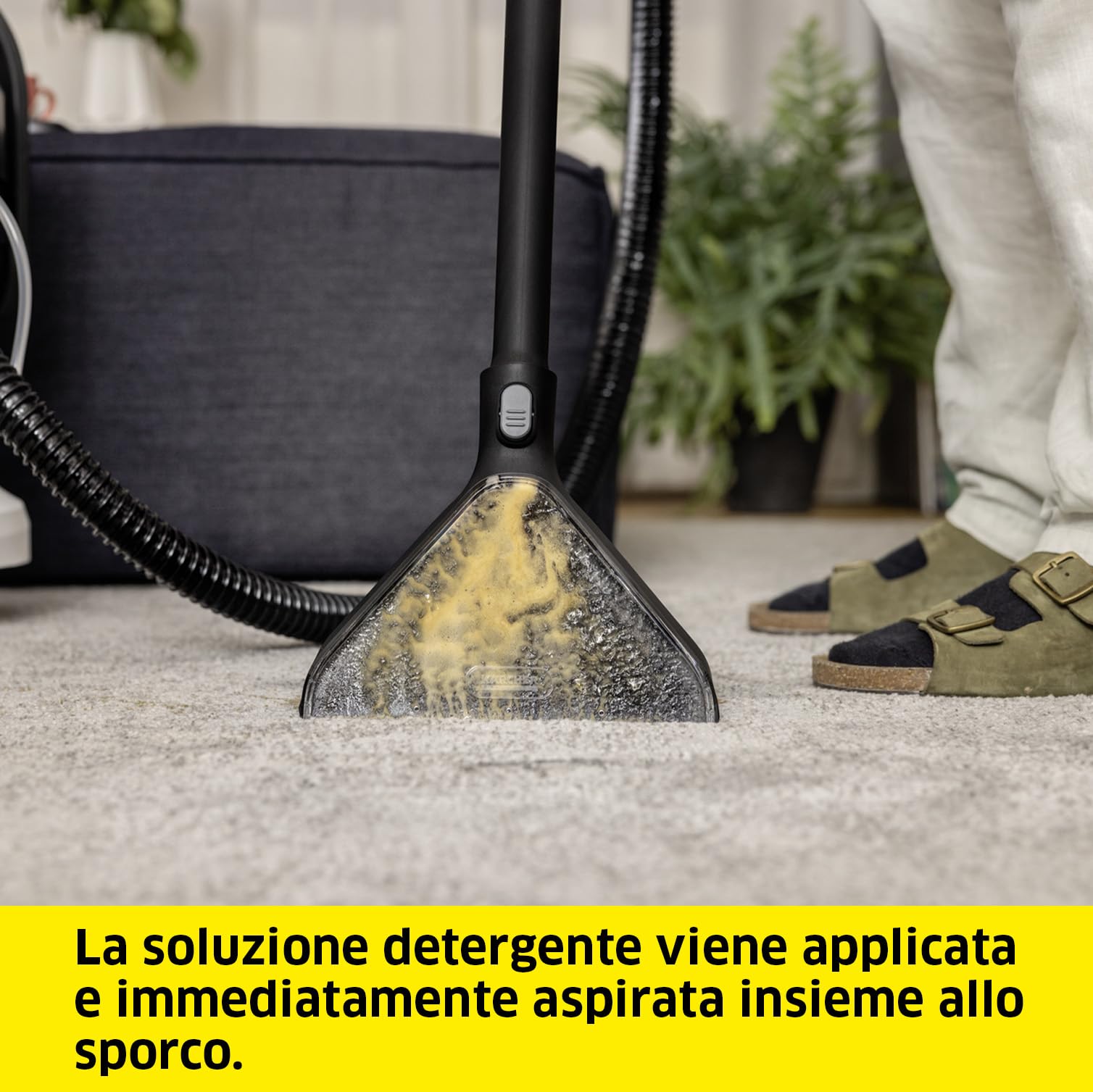KÄRCHER Lavatappeti Smacchiatore SE 4, serbatoio dell'acqua pulita e sporca: 4 l, bocchetta per pavimenti con attacco per superfici dure, clip per tappeti, bocchetta per fessure e poltrone