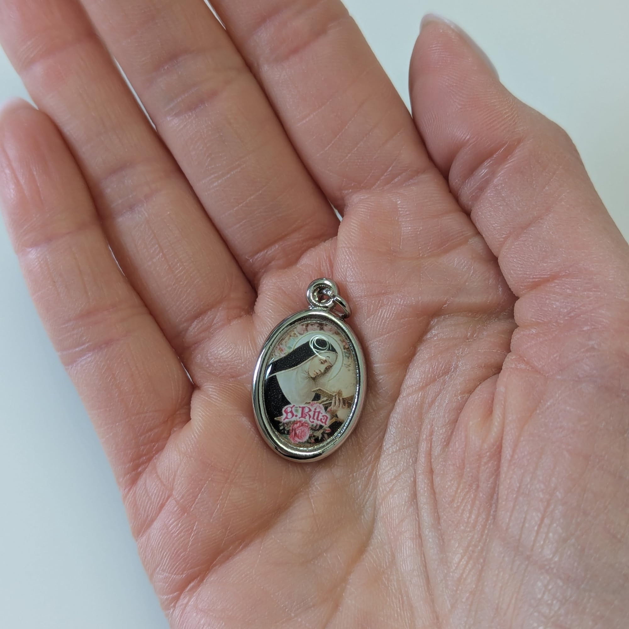 OVUNQUE PROTEGGIMI Medaglia di Santa Rita da Cascia, Medagliette Ovali 3 cm, Bifacciale con Immagine di Santa Rita e Rosa sul Retro, Ciondolo Devozionale Sacro, Idea Regalo Religiosa