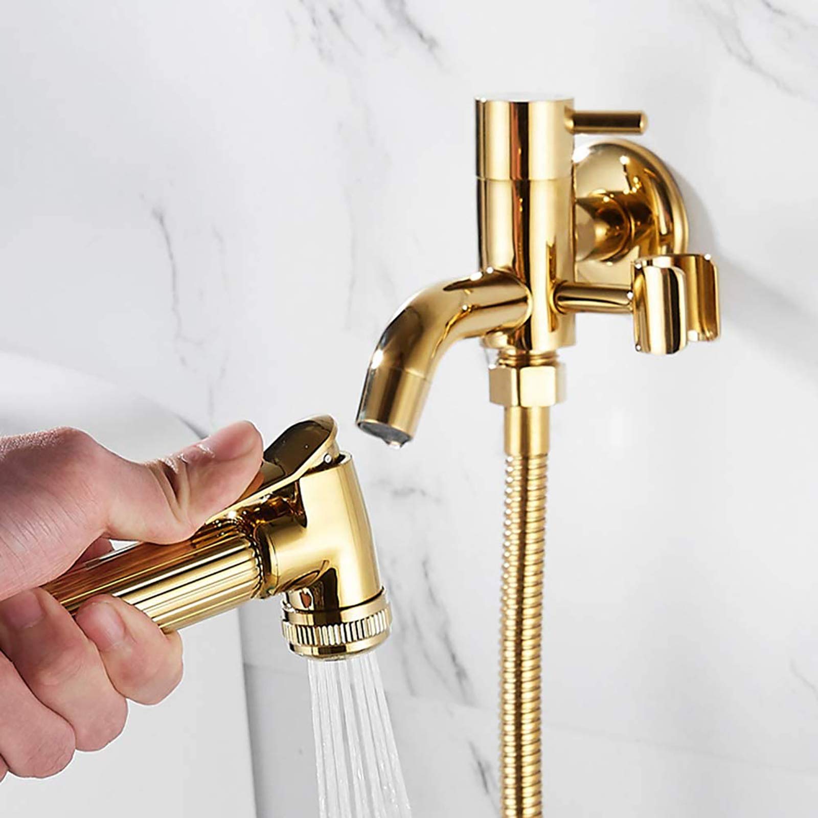 Handheld Bidet Sprayler do toalety z zimną wodą, tytanowe złotą łazienkę Zestaw rozpylacza pieluszki mosiądz mosiężne bidet Zestaw opryskiwaczy z wąż prysznicowy do higieny osobistej LWX