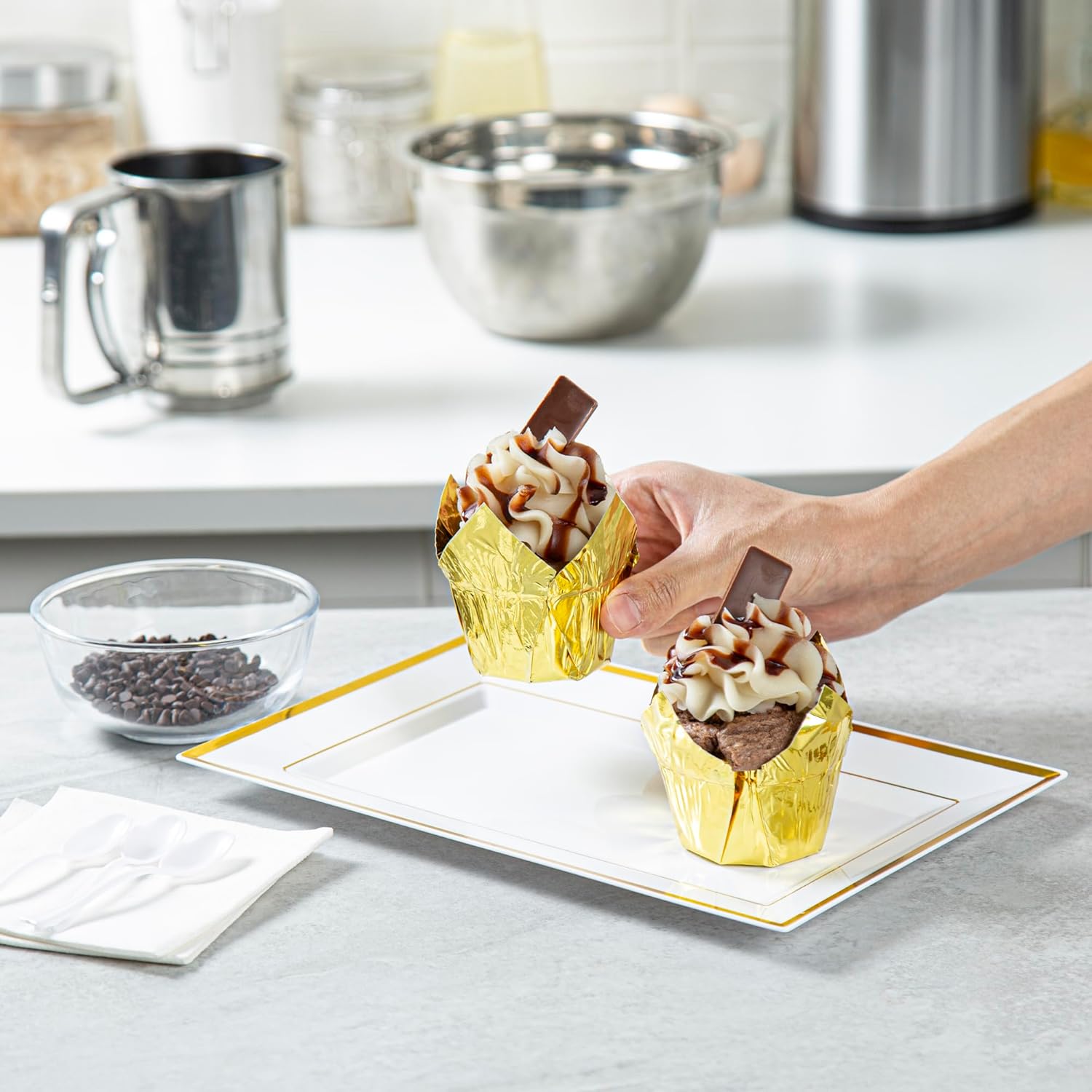 Restaurantware 4 Ounce Petal Baking Cups 200 Grease Resistant Tulip Cupcake Wrappers - Tulip Shaped Oven Safe Gold Paper Disposable Cupcake Liners For Parties and Weddings Mini