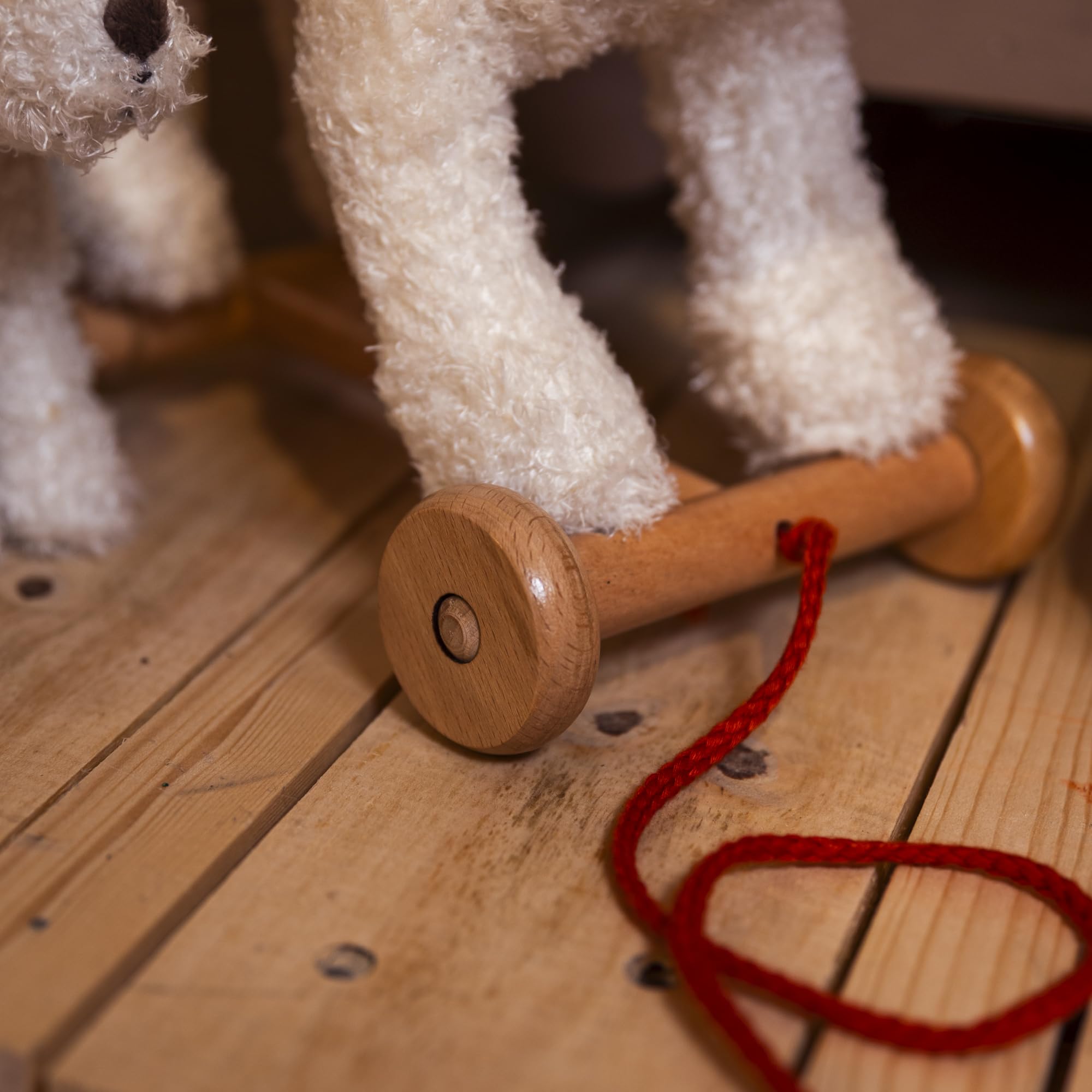 Egmont Toys Pull-Along Animaux en Peluche - 4 Modèles de Peluches à tirer vers l'arrière (Chien Eliot, Ours Raoul, Mouton Mary, Ours Walter), Roues en Bois & Peluche Douce, A partir de 12 Mois (Eliot