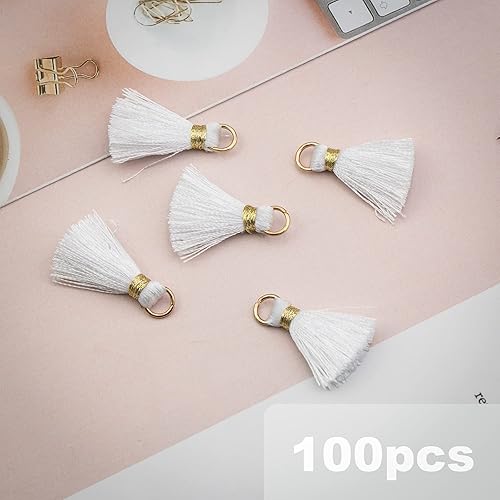 Vista 3 de VAPKER 100 mini borlas de 0.8 pulgadas0.8 in, borlas blancas pequeñas hechas a mano con anillo de salto dorado para aretes, joyería, collares